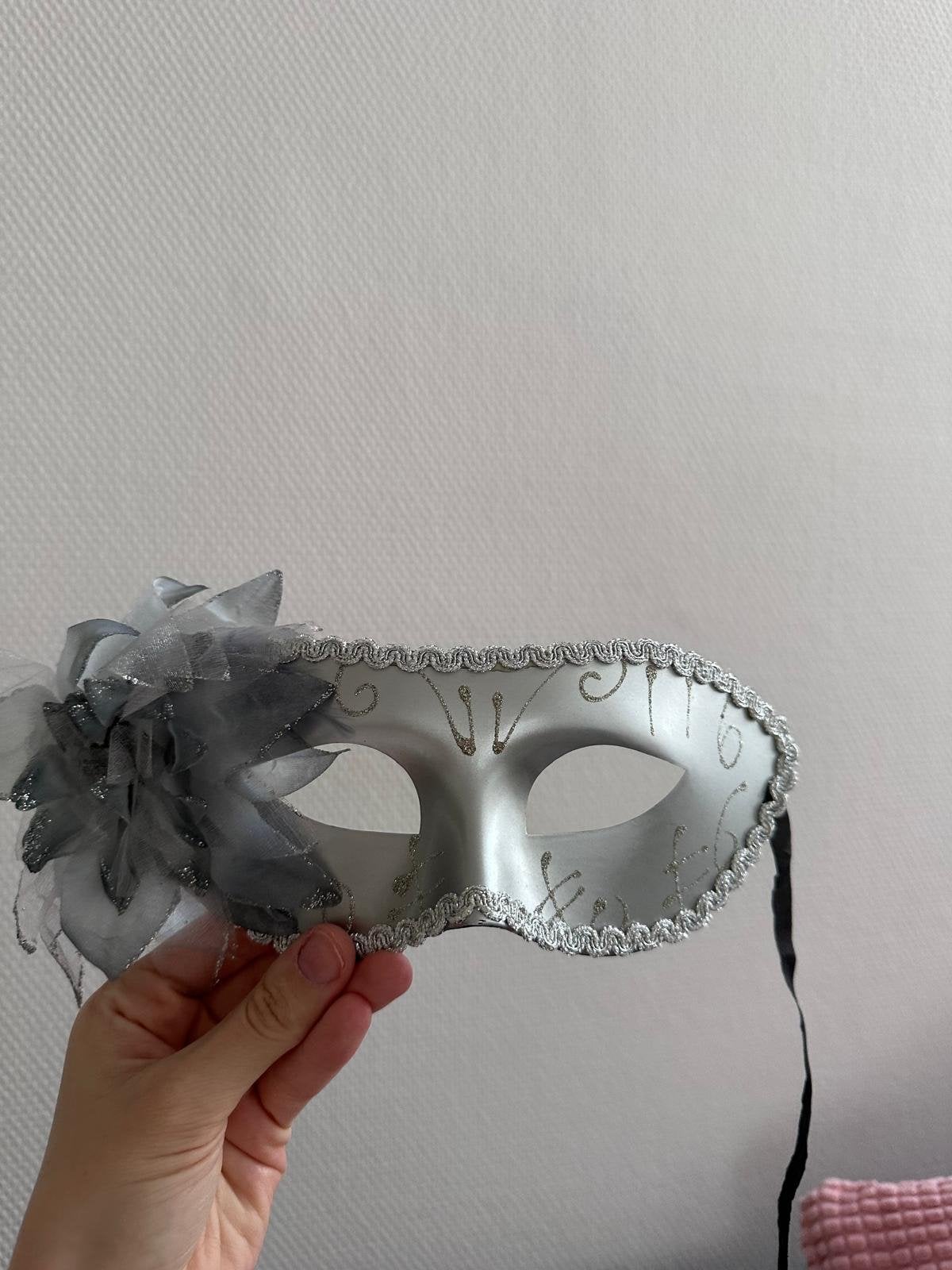 Zilverkleurig Venetiaans Masker met Bloem - Feest & Carnaval, Ophalen of Verzenden, Zo goed als nieuw, Feestartikel, Carnaval