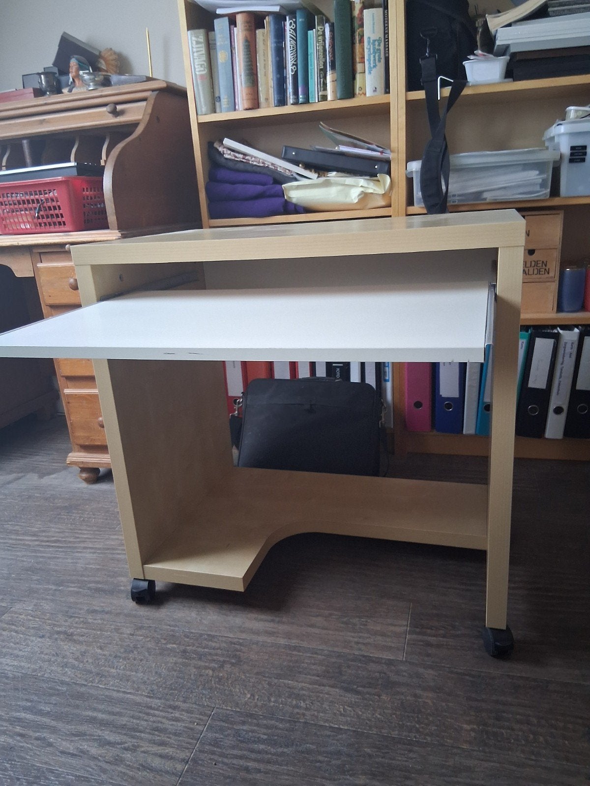 Compact computerbureau met uitschuifbaar toetsenbordblad, Ophalen, Gebruikt, Spaanplaat of MDF, Computerbureau
