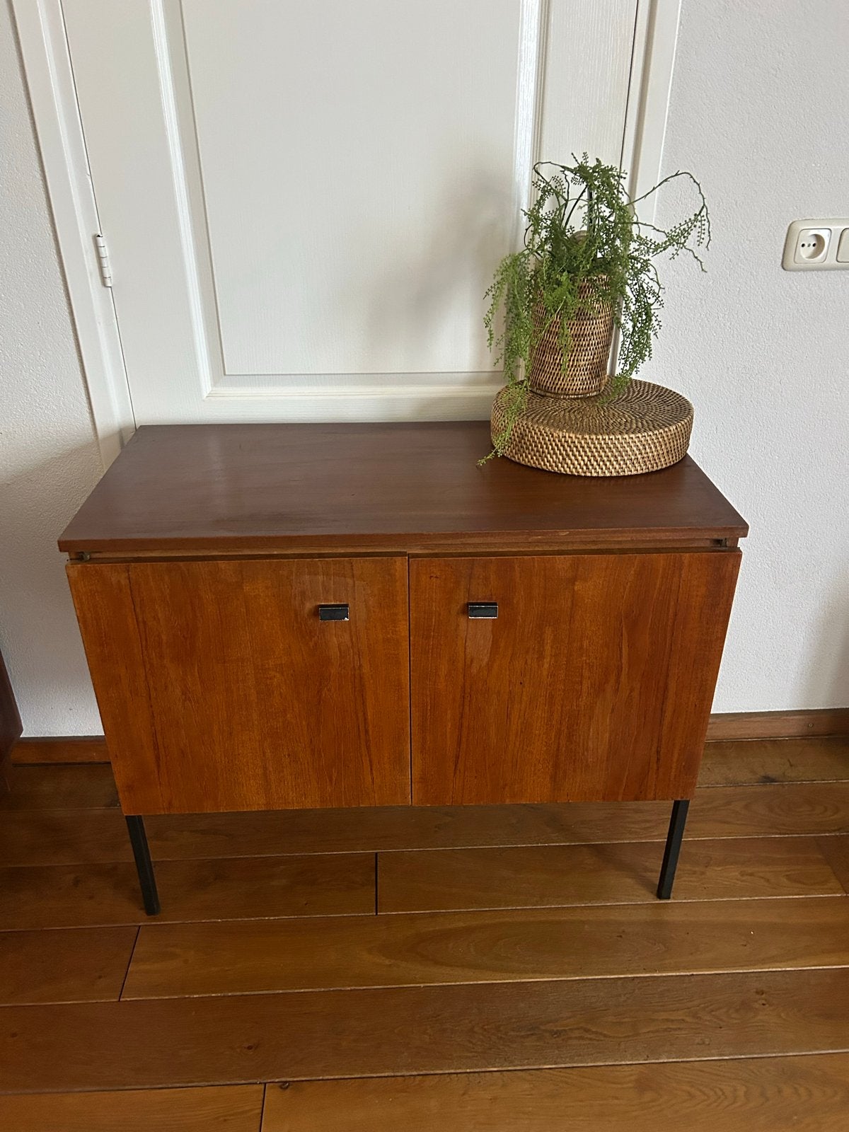 Vintage Teak Dressoir / Wasmeubel kastje met Stalen Poten, Antiek en Kunst, Ophalen