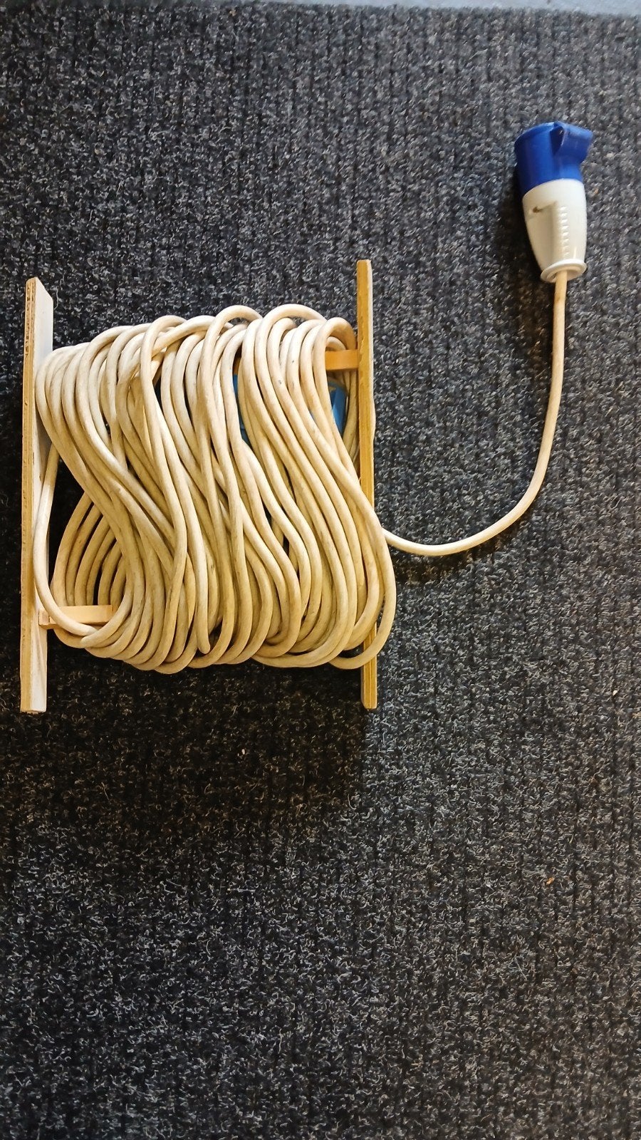 Verlengkabel op houten haspel mopet CEE stekker, Ophalen of Verzenden, Gebruikt, Kabel of Snoer