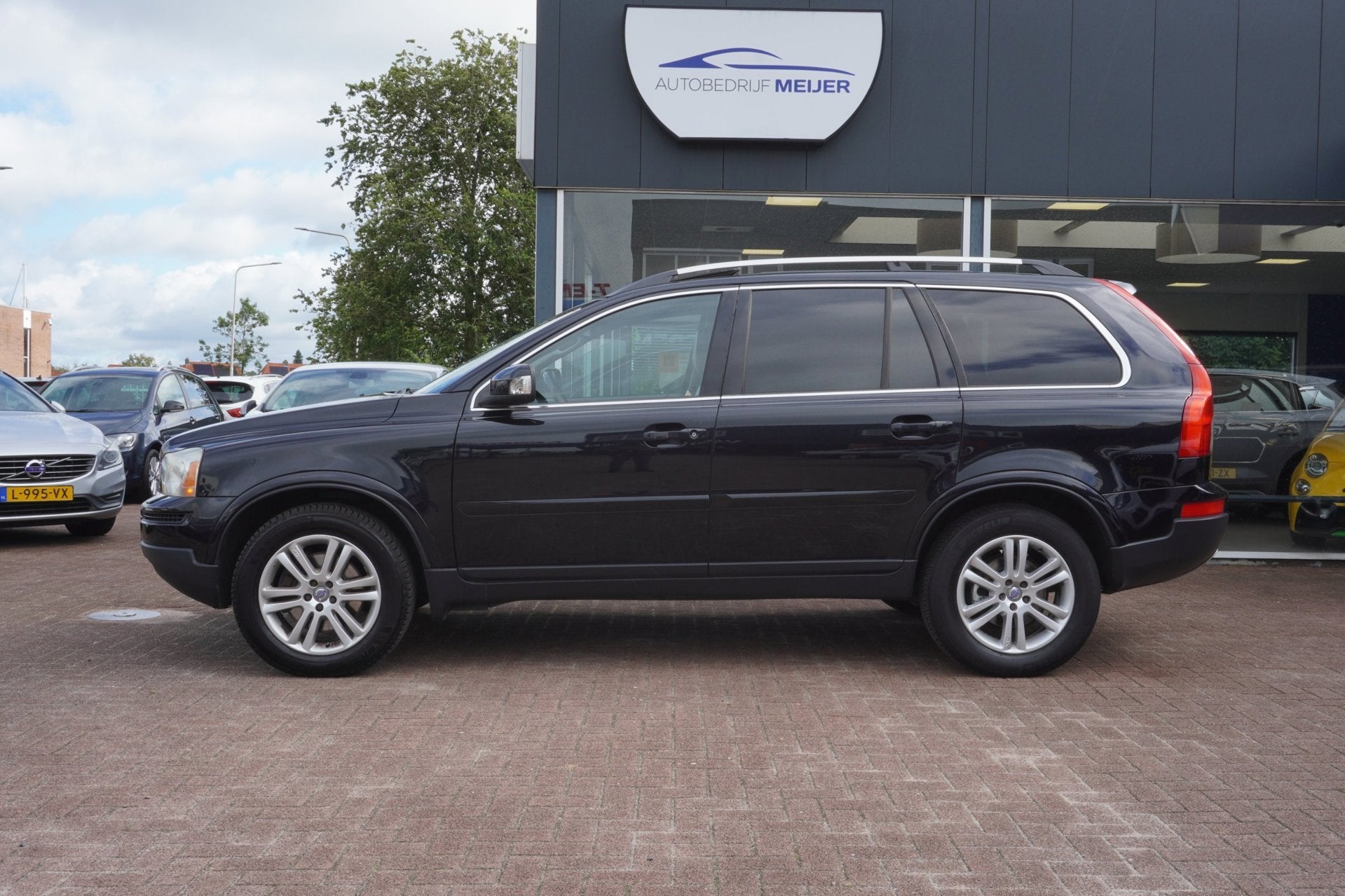 Volvo XC90 2.4 D5 Momentum Automaat | Airco | 7 personen | E, Auto's, Dealer onderhouden, Gebruikt, Zwart, 241 €/maand