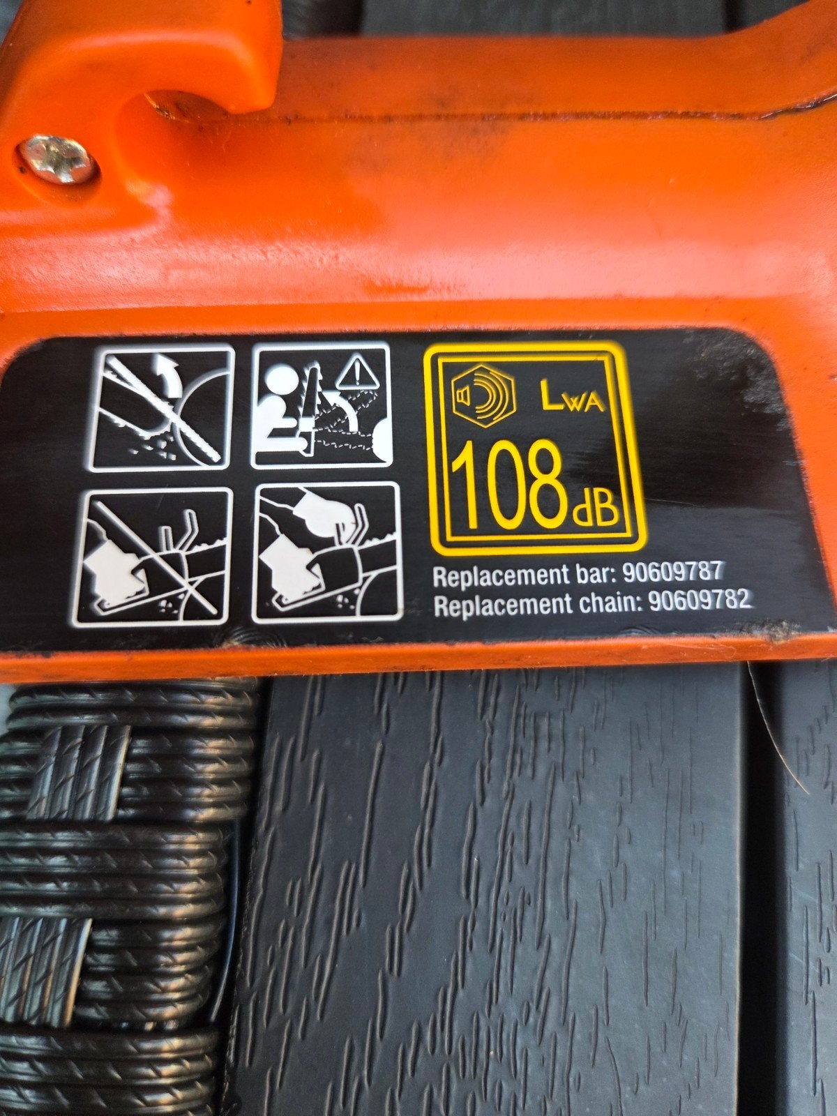Foto 4 van Black+Decker CS1835 Kettingzaag - 1800W, 35cm zaagblad