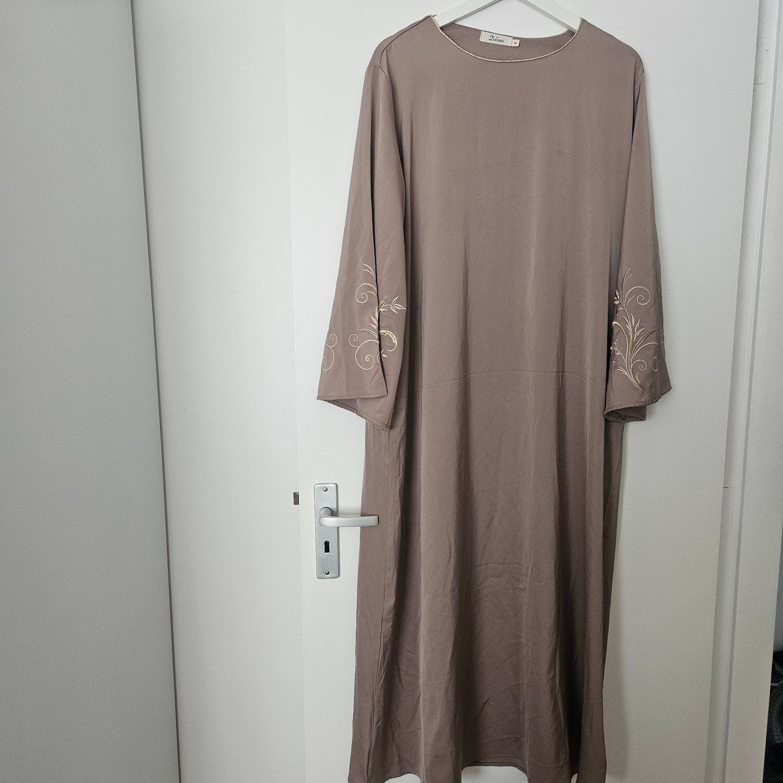 Taupe Abaya met borduursel, Maat 38/40 (M), Bruin, Ophalen of Verzenden, Onder de knie