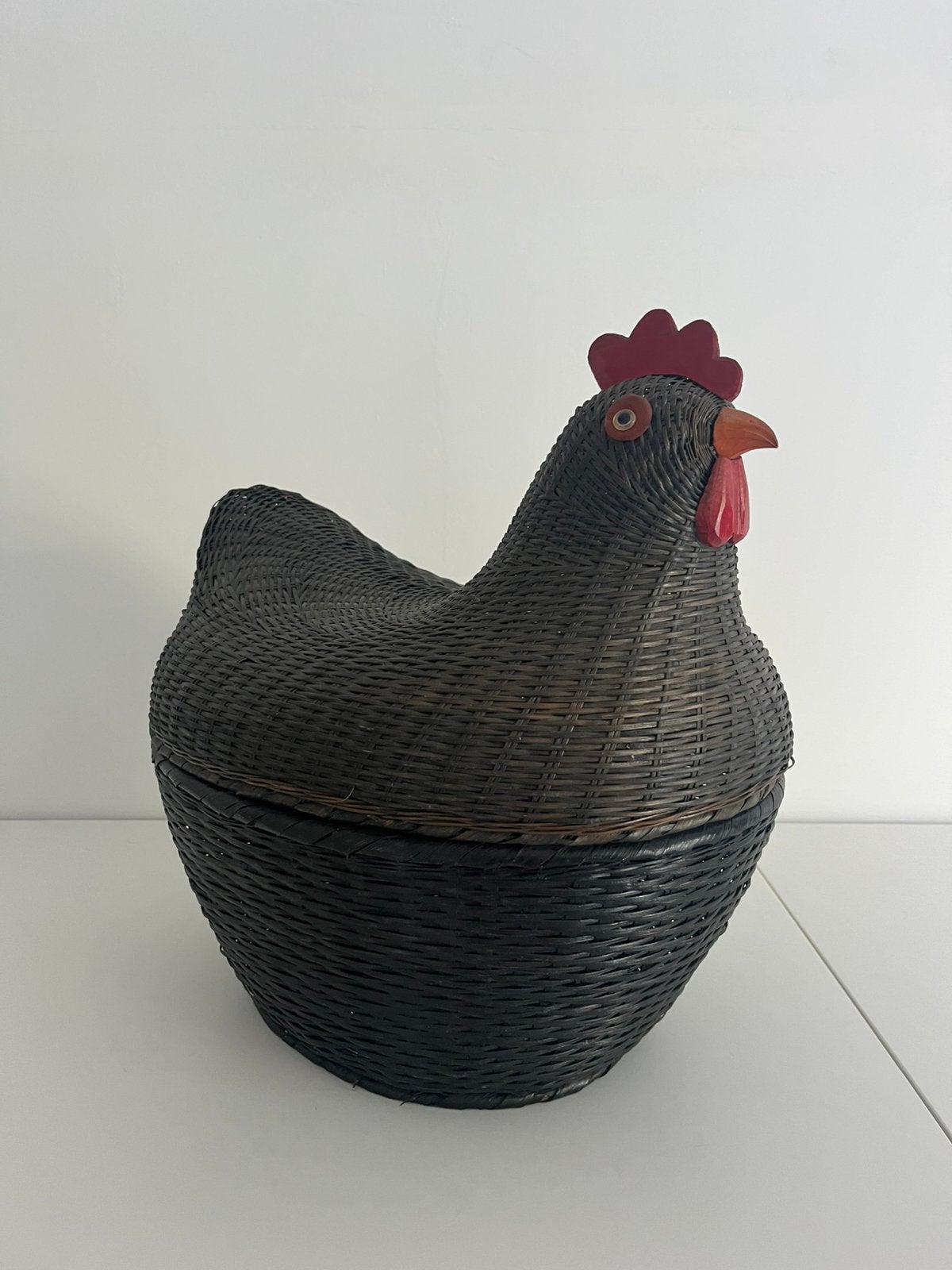 Rieten tweedelige mand ‘Kip’, Ophalen, Gebruikt, Zwart, Decoratieobject