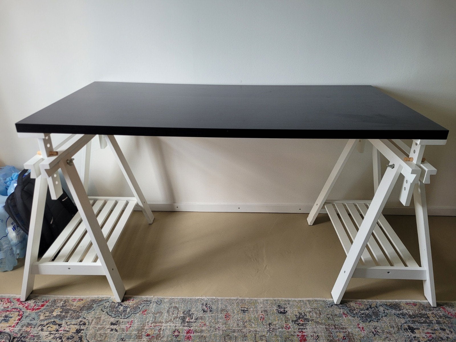IKEA Mittback bureau met schragen en zwart blad, Ophalen, Zo goed als nieuw, Hout