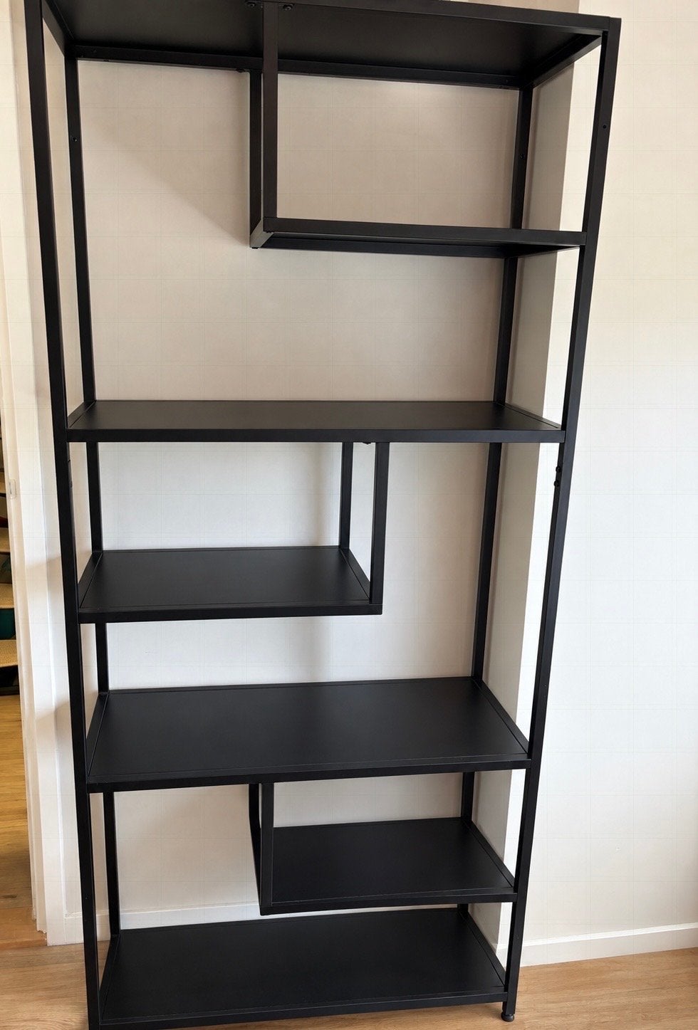 Zwart metalen wandrek met asymmetrische planken, Ophalen, Met plank(en), 200 cm of meer, 50 tot 100 cm
