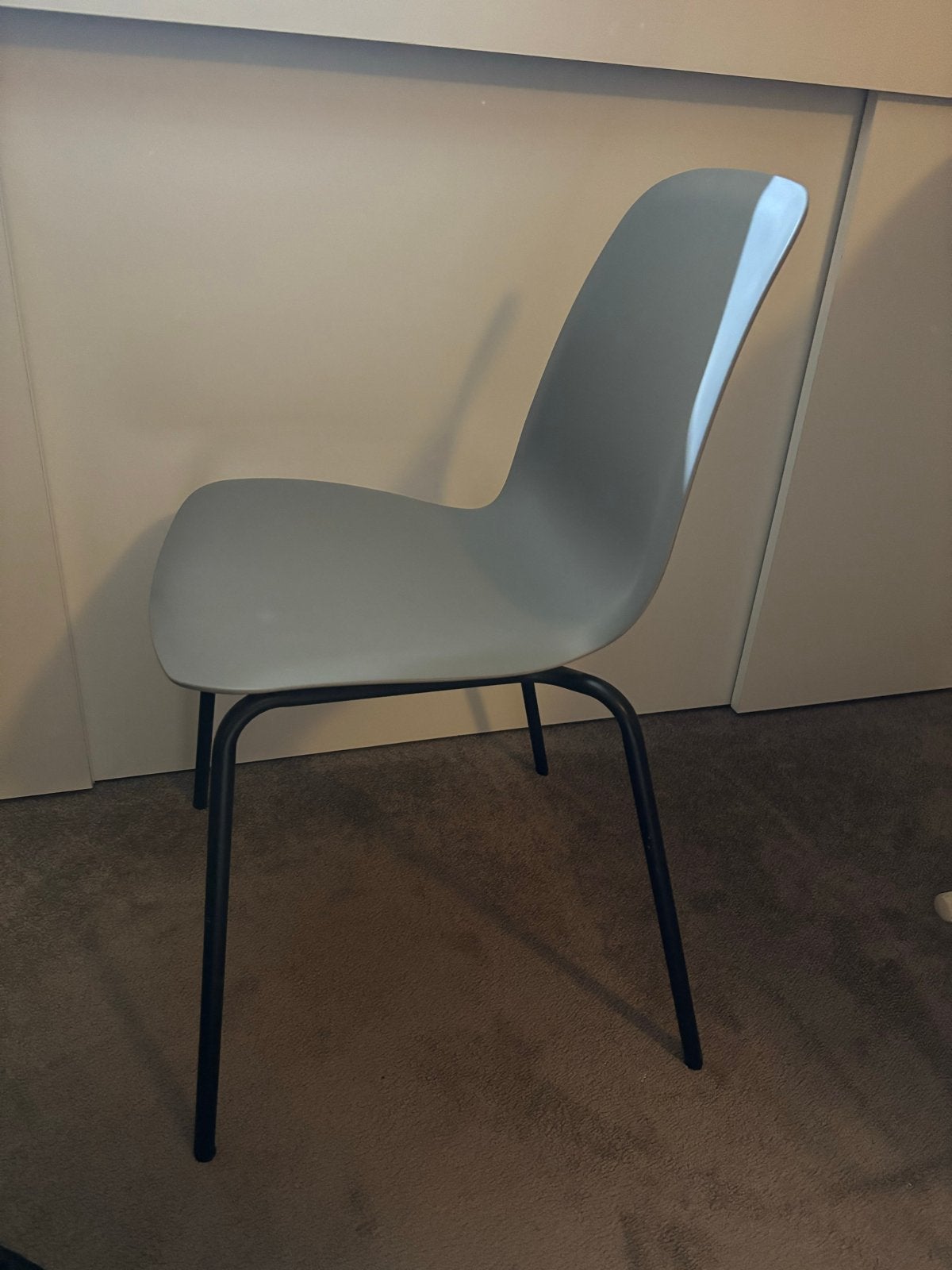 IKEA LEIFARNE Stoel - Grijs met Zwart Onderstel, Ophalen, Kunststof, Zo goed als nieuw, Eén