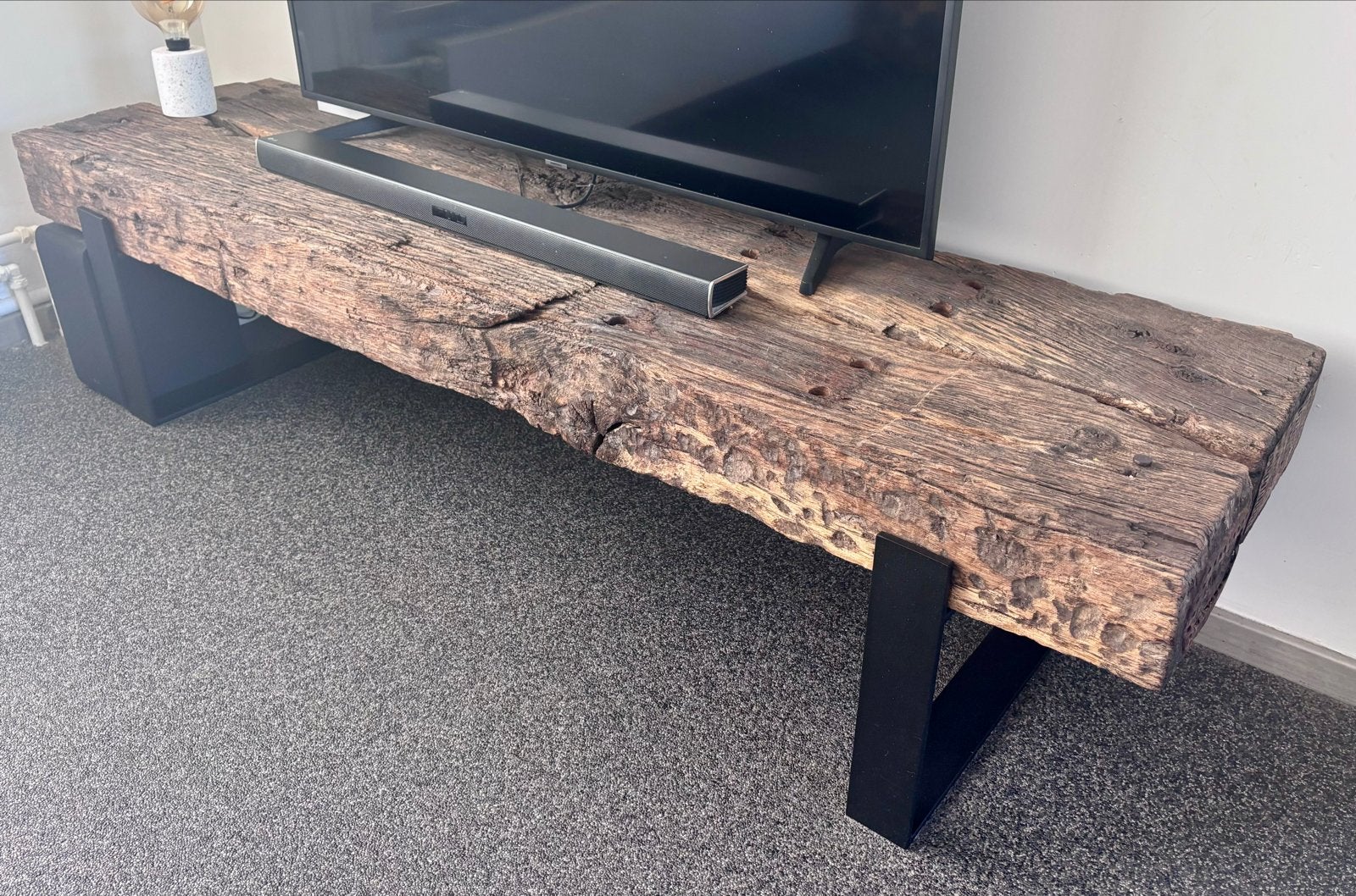 Robuust TV-meubel van oud eikenhout met metalen poten, Ophalen, 150 tot 200 cm, Eikenhout, Zo goed als nieuw