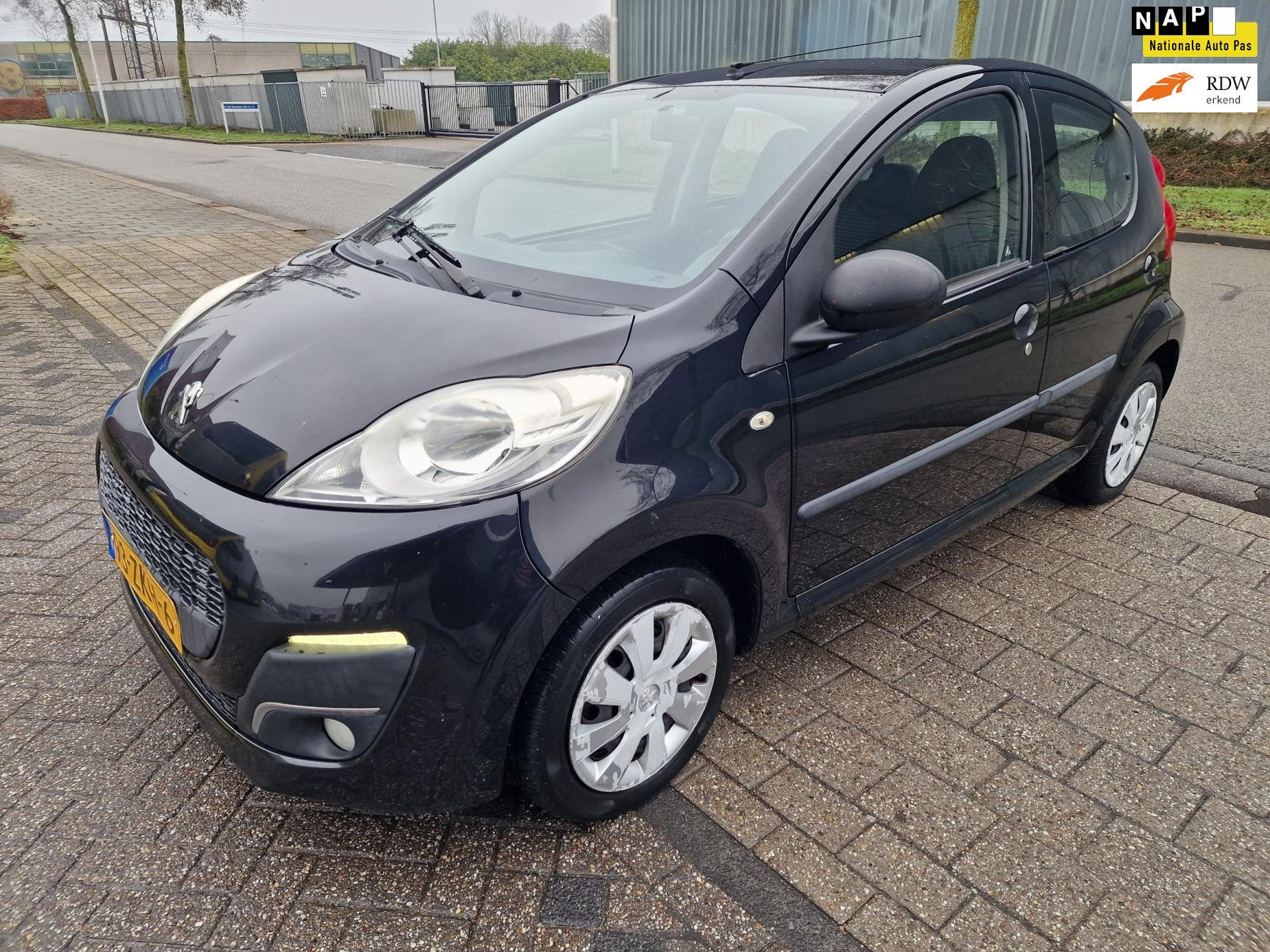 Peugeot 107 1.0 Active, Apk, Nap, Zeer goed rijdend Inruil m, Voorwielaandrijving, Euro 5, Gebruikt, Zwart