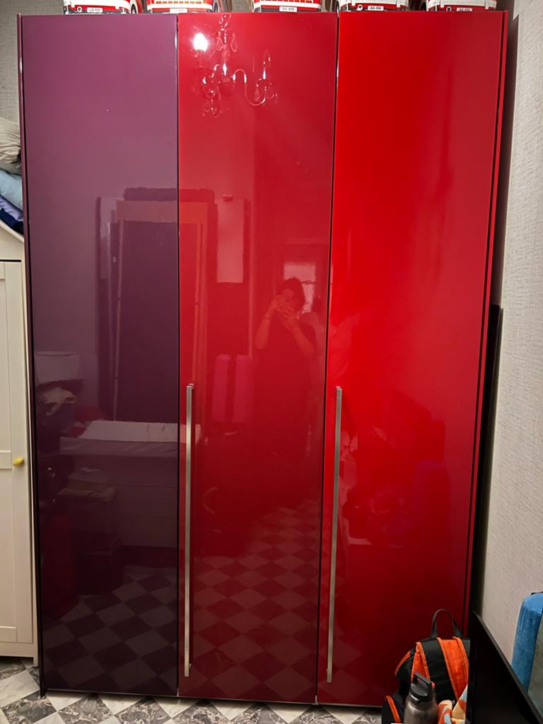 Moderne kledingkast met glanzende rode deuren, Huis en Inrichting, Kasten | Kledingkasten, Ophalen, 100 tot 150 cm, 200 cm of meer