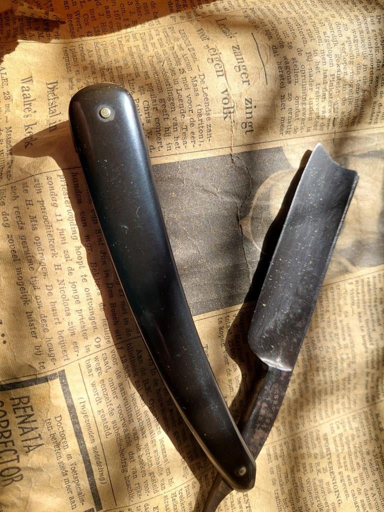 Antiek scheermes met donker handvat, Ophalen of Verzenden