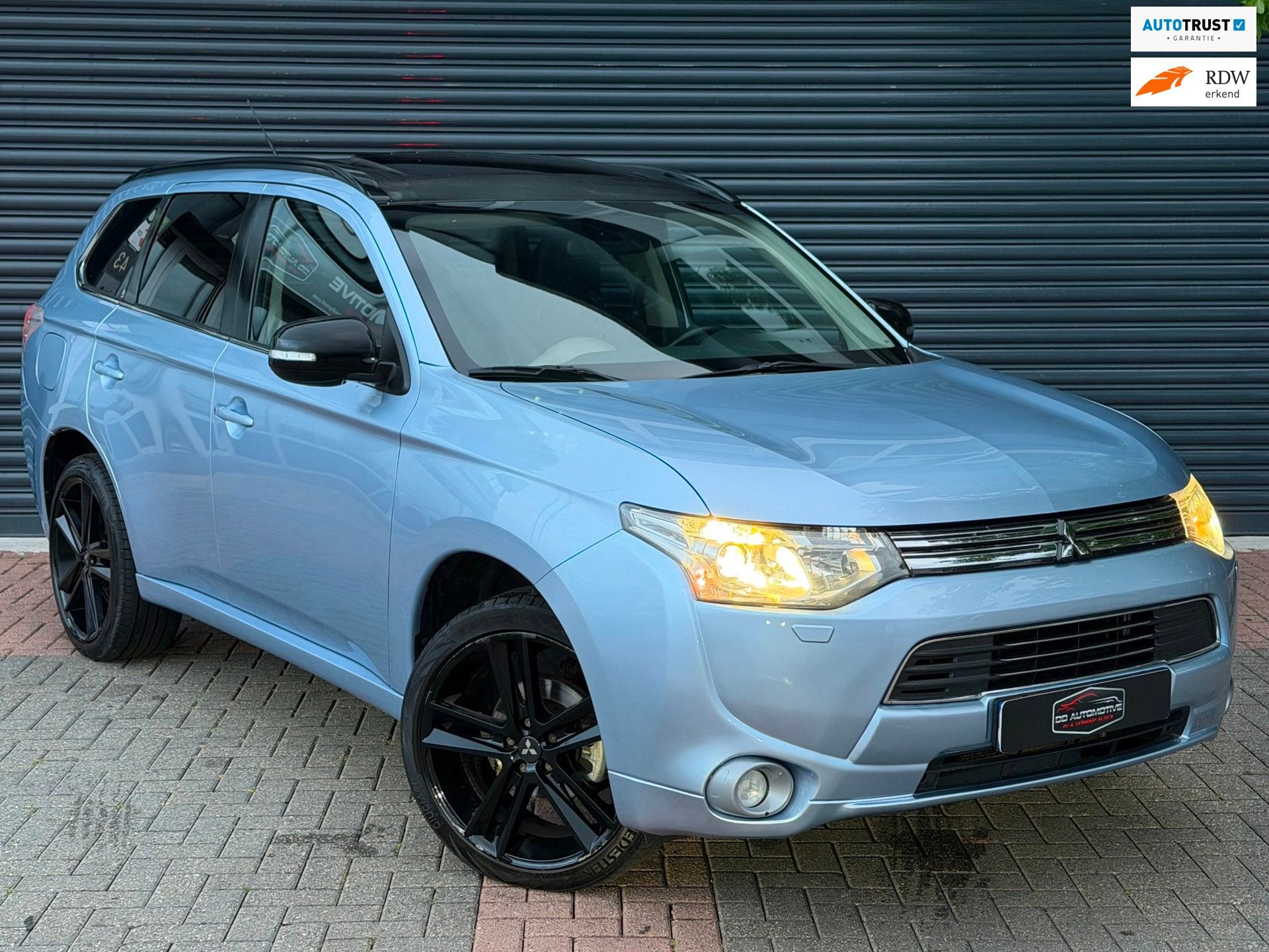 Mitsubishi Outlander 2.0 PHEV Instyle+ Schuifdak | Trekhaak, Zwart, 4 cilinders, Blauw, Vierwielaandrijving