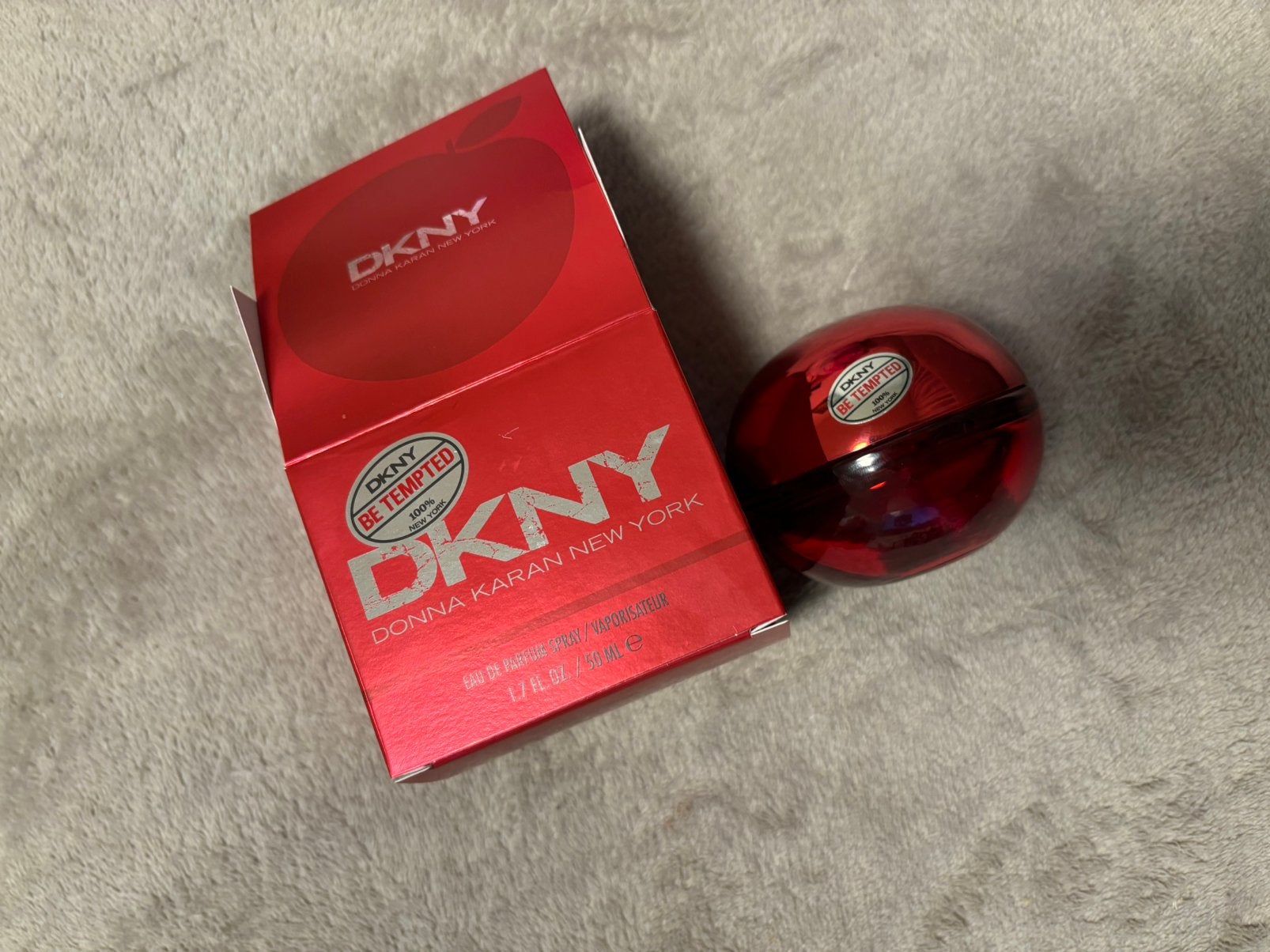 Parfum DKNY be tempted red, Ophalen of Verzenden, Zo goed als nieuw, Rood, Lippen