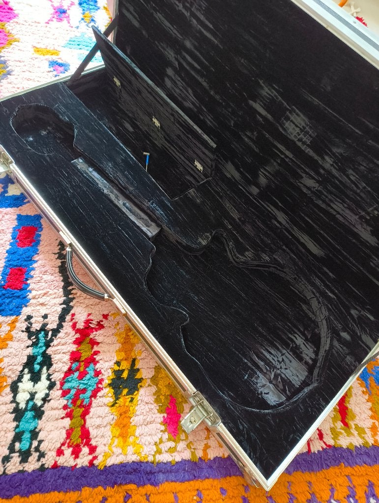 Foto 8 van Guild Songbird gitaar met case