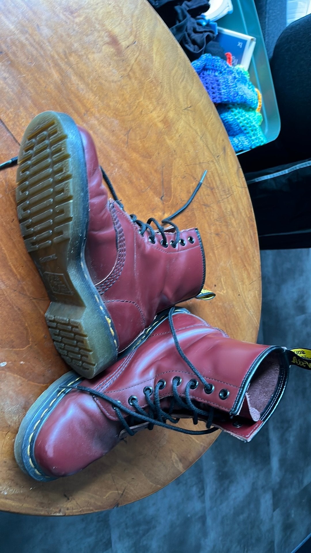 Dr Martens, Ophalen, Gedragen, Rood