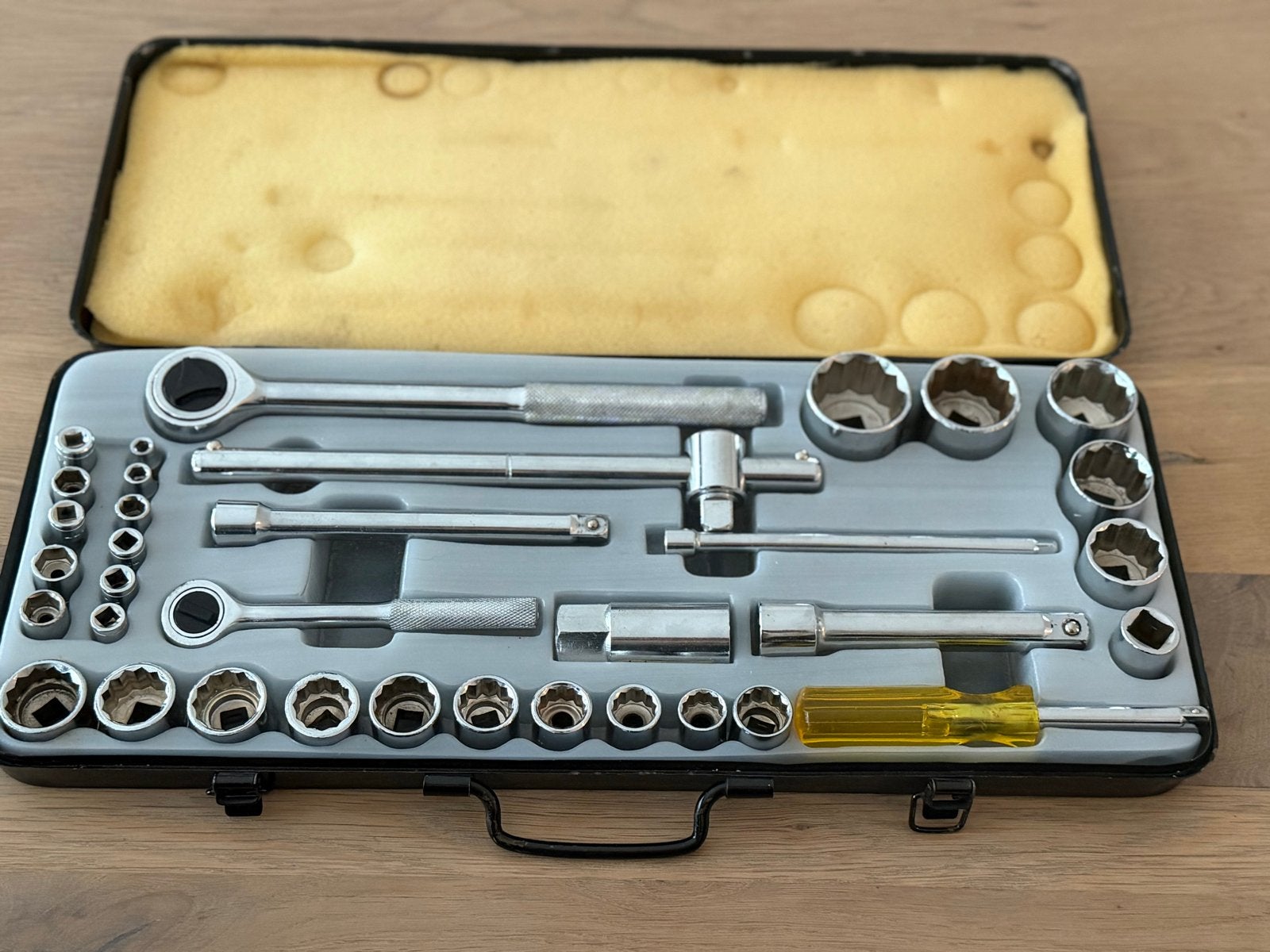 Kinzo 35-delige dopsleutelset in metalen koffer, Ophalen of Verzenden, Gebruikt, Gereedschapsset, Overige merken