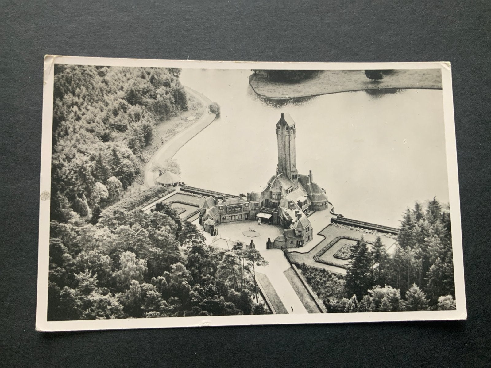 Jachthuis Sint Hubertus Hoge Veluwe.Luchtfoto, Verzamelen, Ophalen of Verzenden, 1920 tot 1940, Gelopen, Gelderland