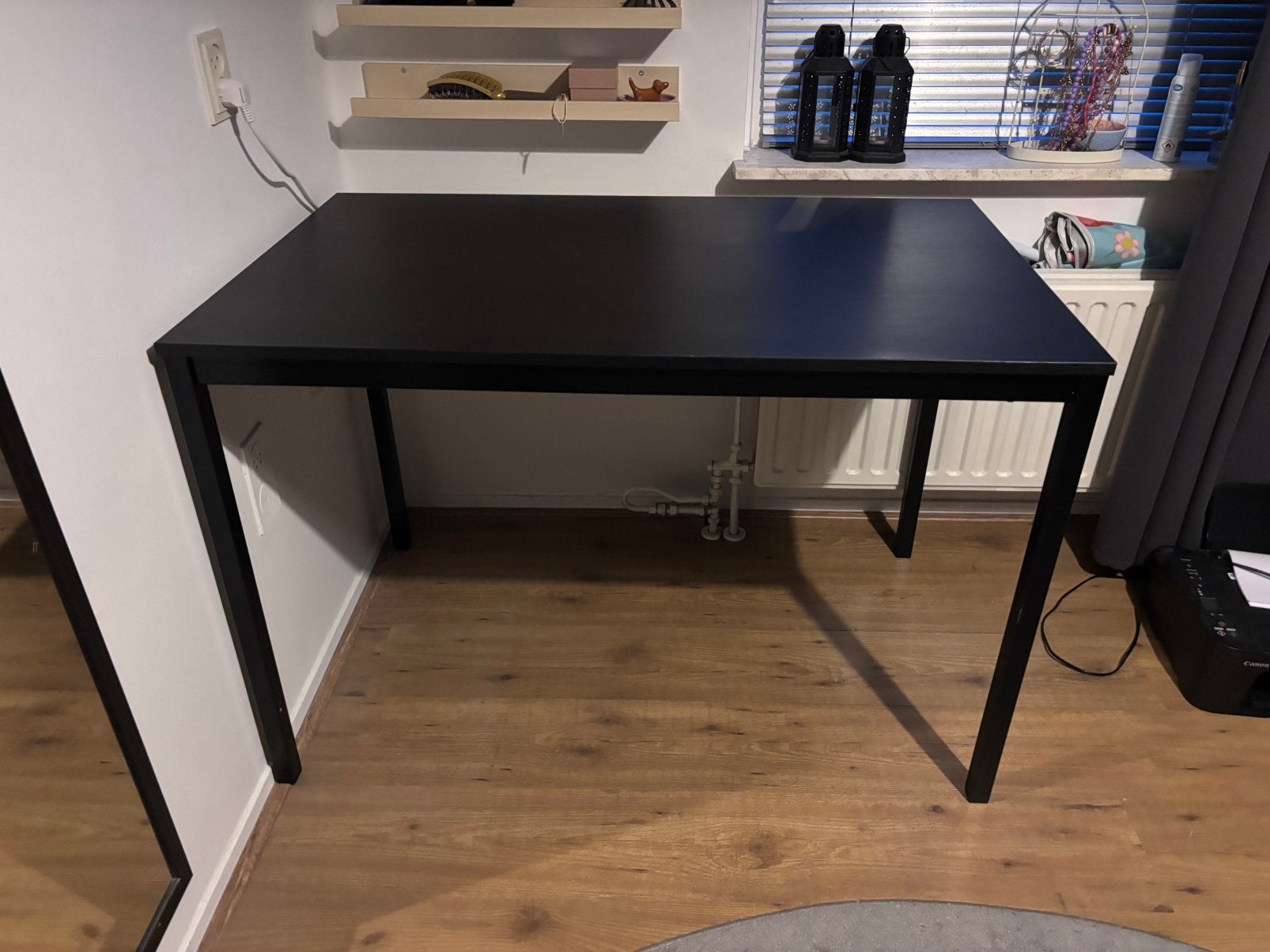 Mooi zwart bureau / kleine eettafel ikea zgan, Ophalen, Zo goed als nieuw