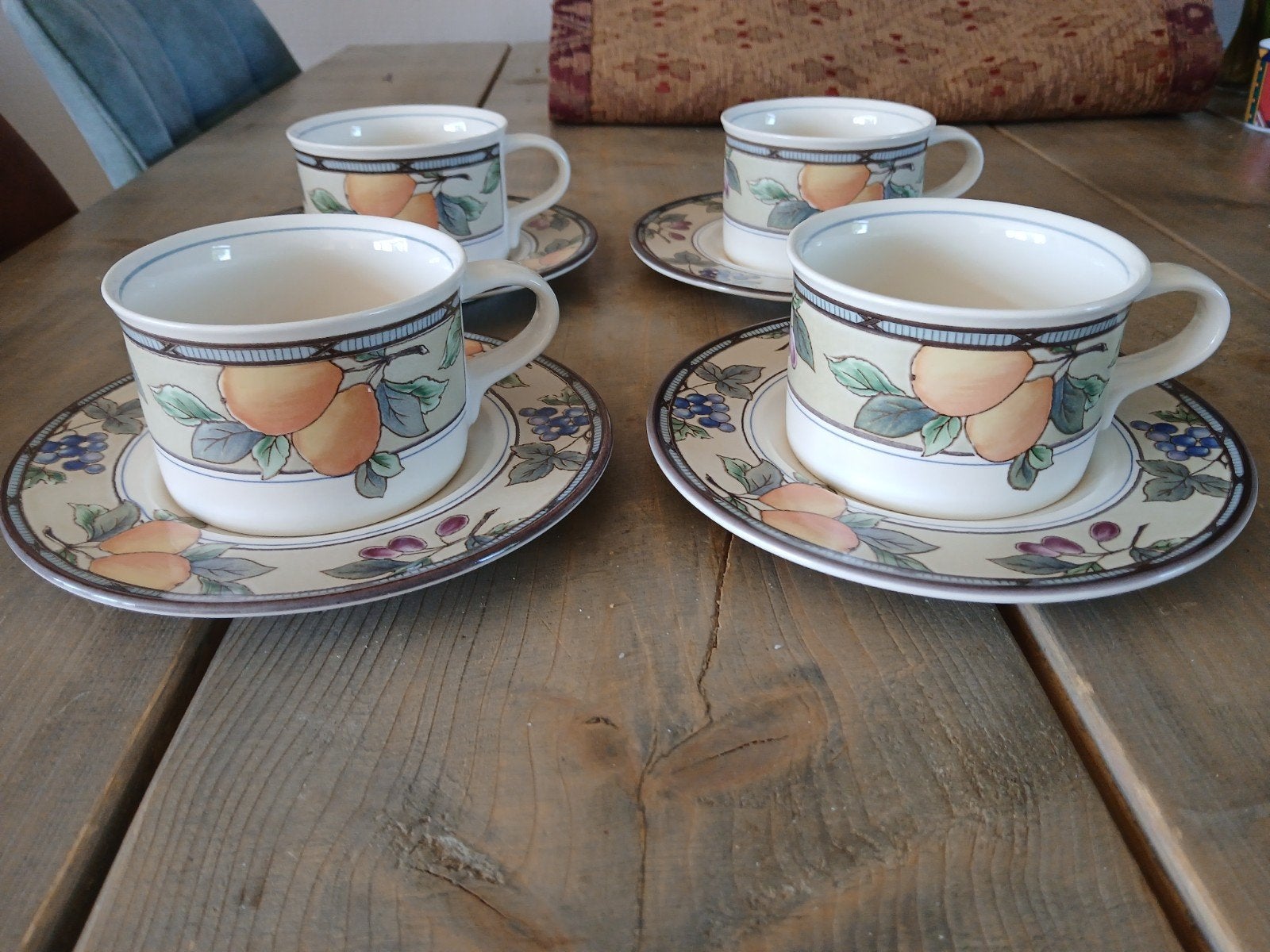 Mikasa Intaglia Garden Harvest kop en schotels (4), Huis en Inrichting, Keuken | Servies, Ophalen of Verzenden, Zo goed als nieuw