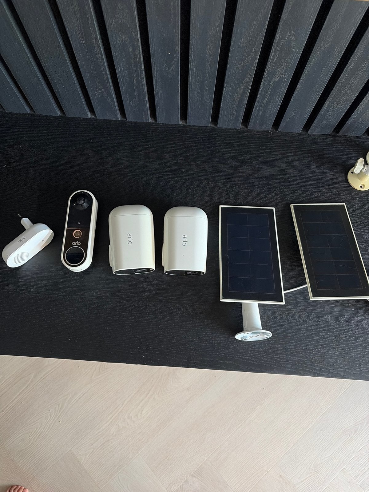 Arlo Beveiligingsset: Deurbel, Camera's & Zonnepanelen, Ophalen of Verzenden, Zo goed als nieuw, Buitencamera