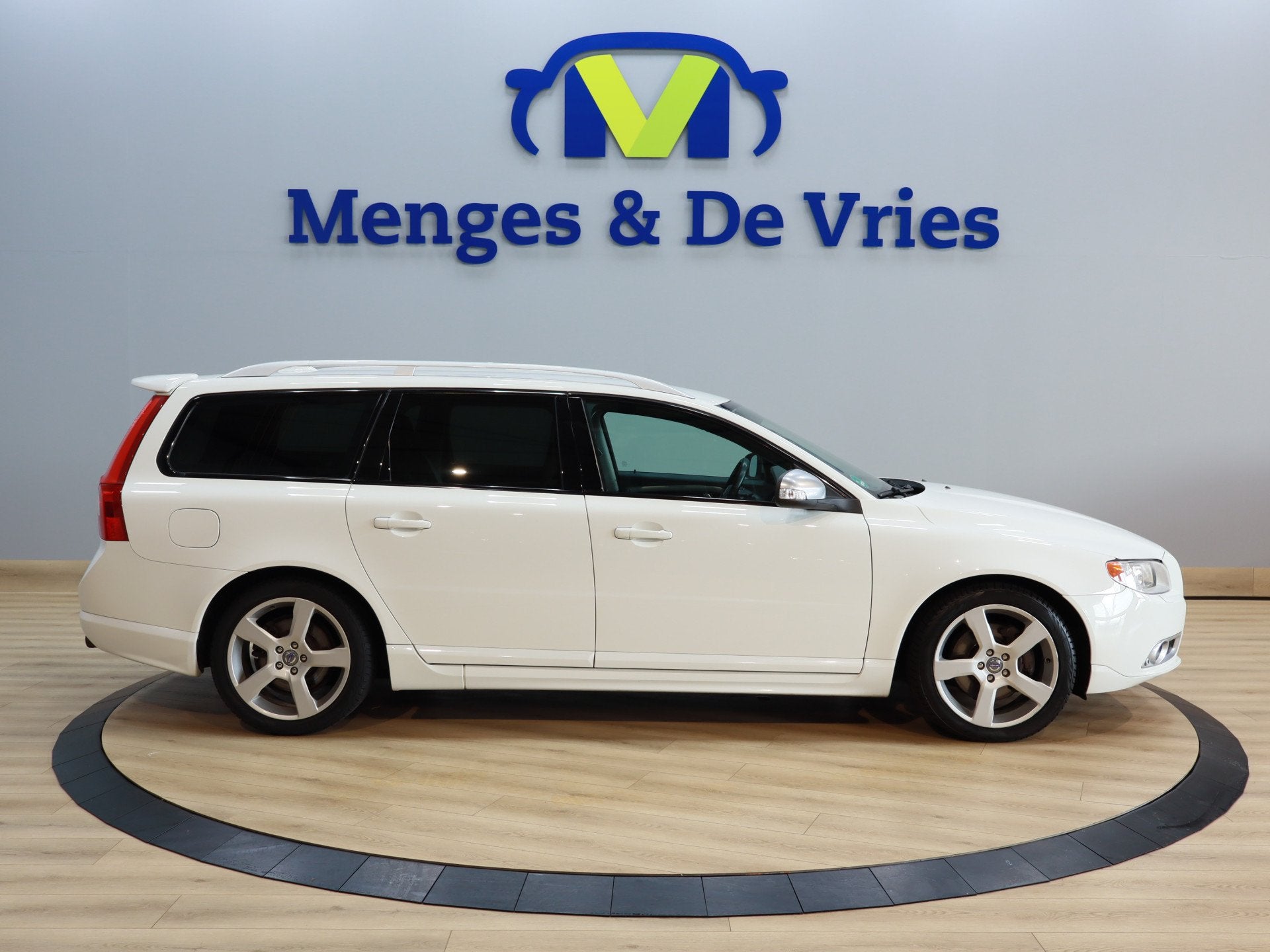 Volvo V70 2.0T R-Edition R Design | Airco ECC | Stoelverwarm, Euro 5, Zwart, 4 cilinders, Wit