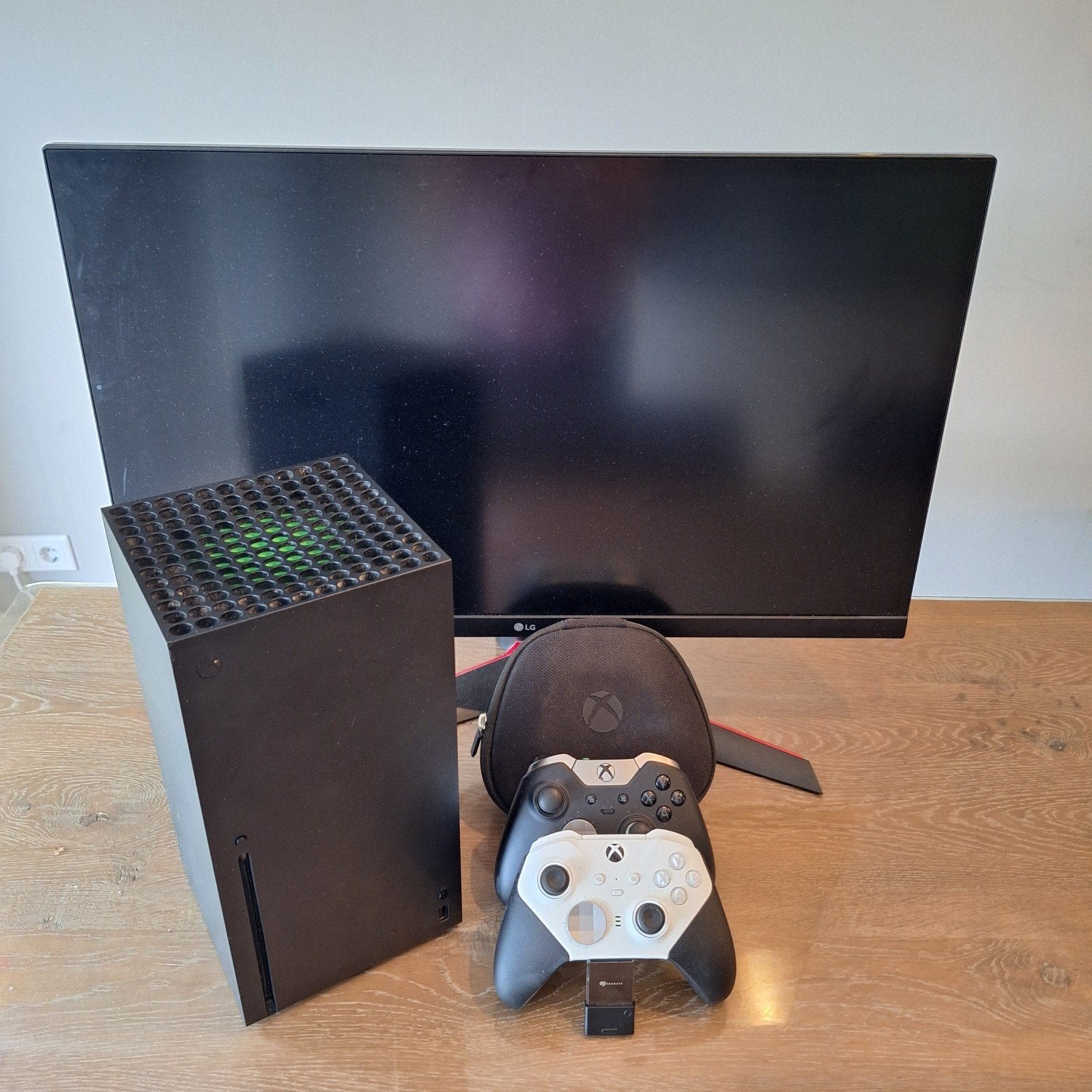 Xbox Series X 2TB + 2 Elite controllers + LG 144Hz monitor, Ophalen of Verzenden, Zo goed als nieuw, Xbox Series X