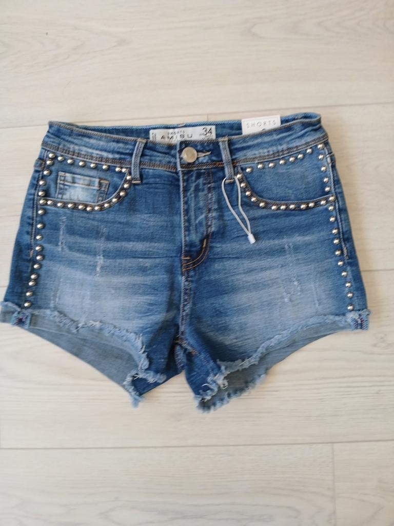 Amisu Nieuwe korte spijkerbroek maat 34 met studs, Kort, Blauw, Nieuw, Ophalen of Verzenden