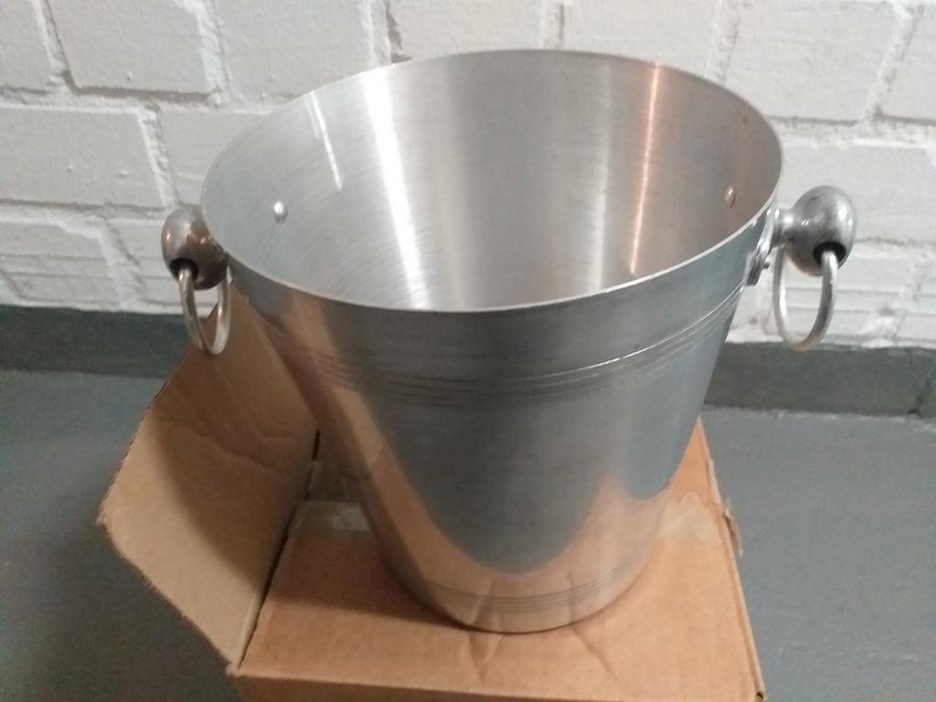 Metalen wijnkoeler, Ophalen