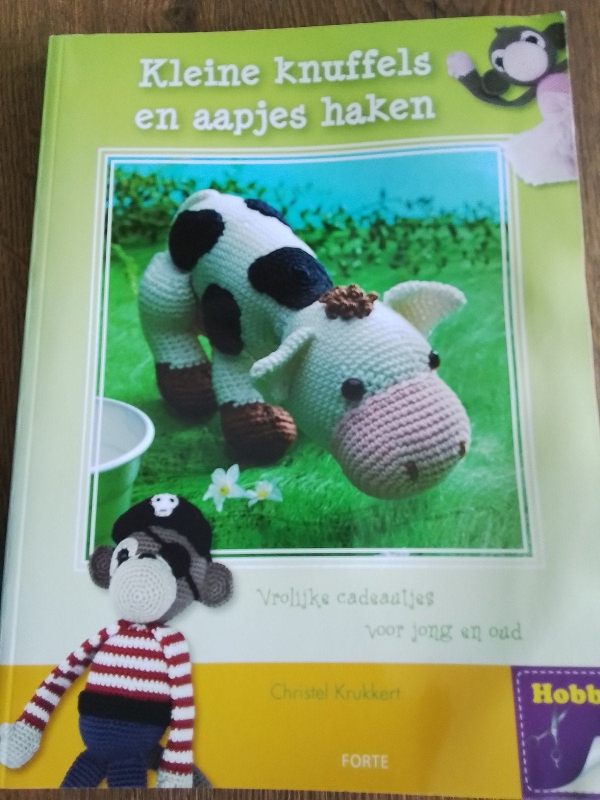 kleine knuffels en aapjes haken, christel krukkert, Ophalen of Verzenden, Zo goed als nieuw, Haken, Patroon of Boek