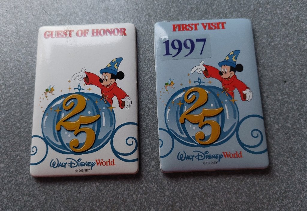 Zeldzame Disney World 25th Anniversary batches -Mickey Mouse, Verzamelen, Ophalen of Verzenden, Mickey Mouse, Zo goed als nieuw