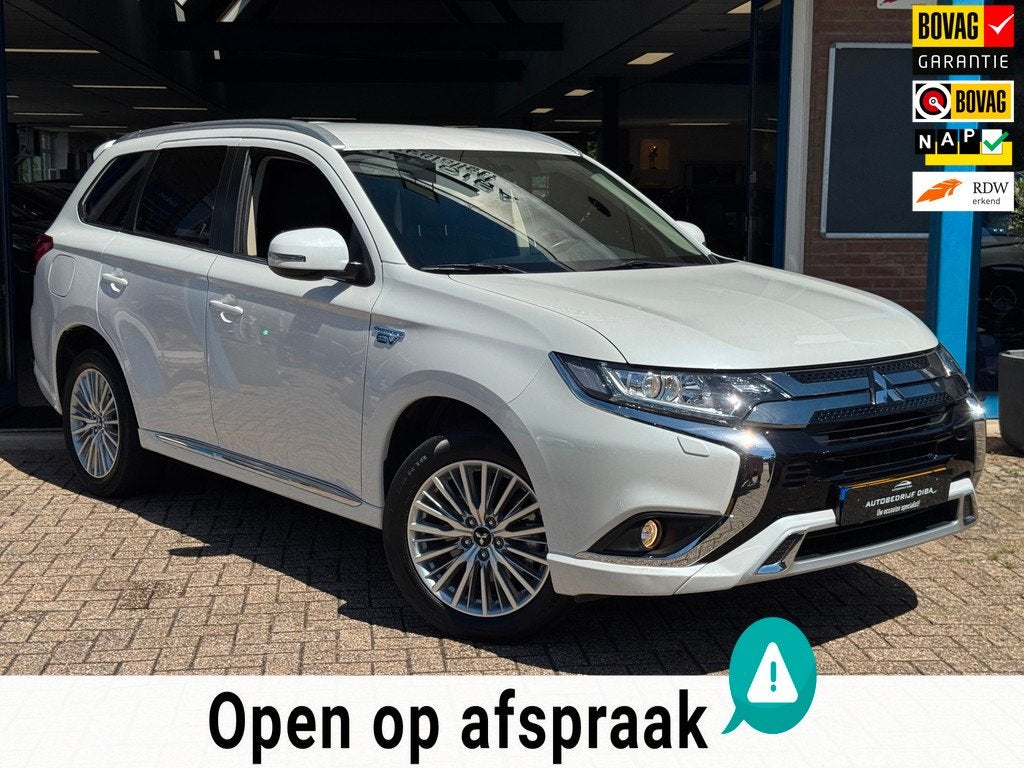 Mitsubishi Outlander 2.4 PHEV Pure+ 2019 AUT NAVI LM NAP!, Auto's, Mitsubishi, Automaat, 135 pk, 4 cilinders, Bedrijf