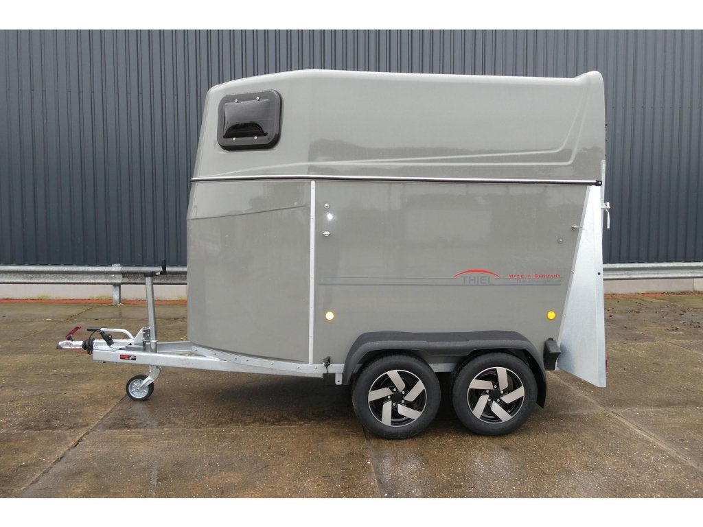Bij Eemsned Thiel 1 1/2 paard trailer zadelkamer, Nieuw, Overige typen