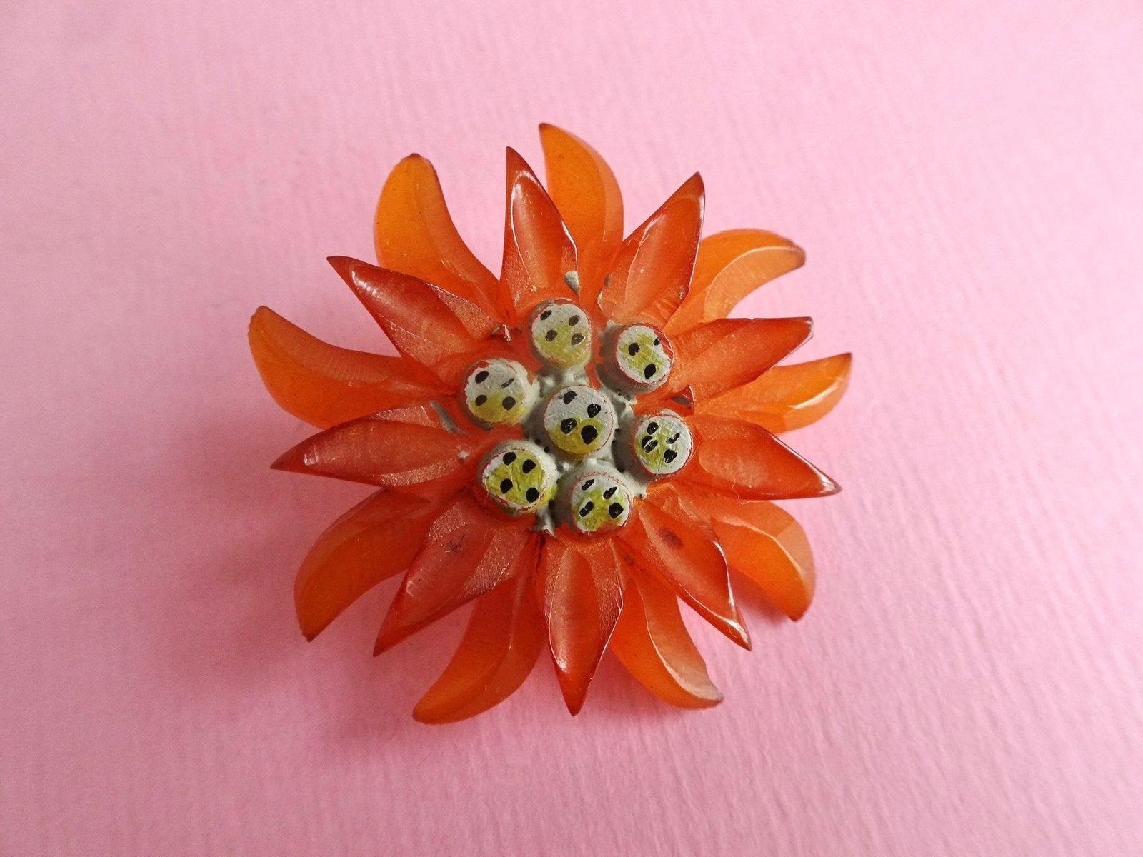 jwg Art Deco 30s 40s Edelweiss bloem broche amber bakeliet, Verzenden, Overige materialen, Broche