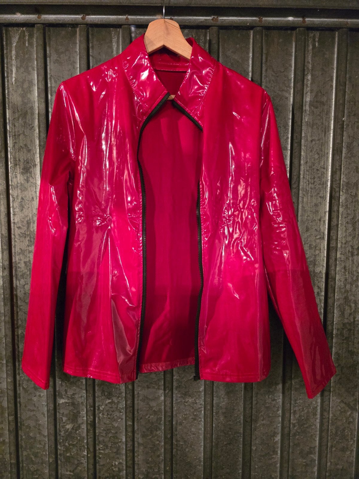 Rode glanzende jas, Kleding | Dames, Jassen | Zomer, Zo goed als nieuw, Maat 38/40 (M), Rood, Verzenden