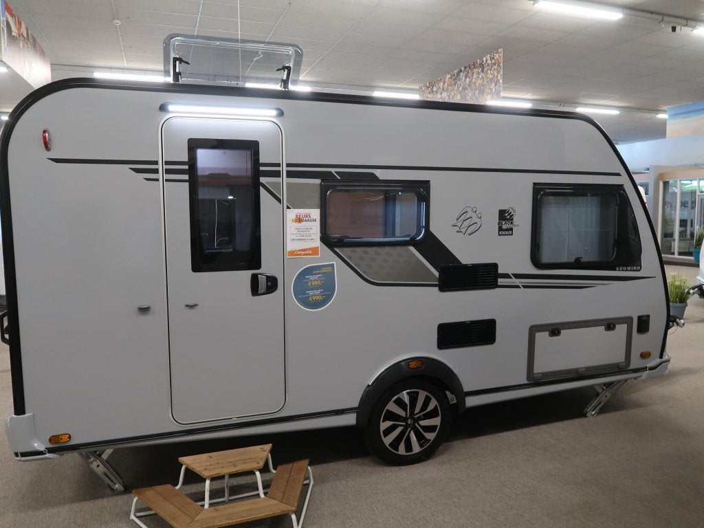 Knaus Sudwind Black Selection 420 QD COMPACT EN GROTE KEUKEN, Treinzit, Tot en met 3, 5 tot 6 meter, Knaus