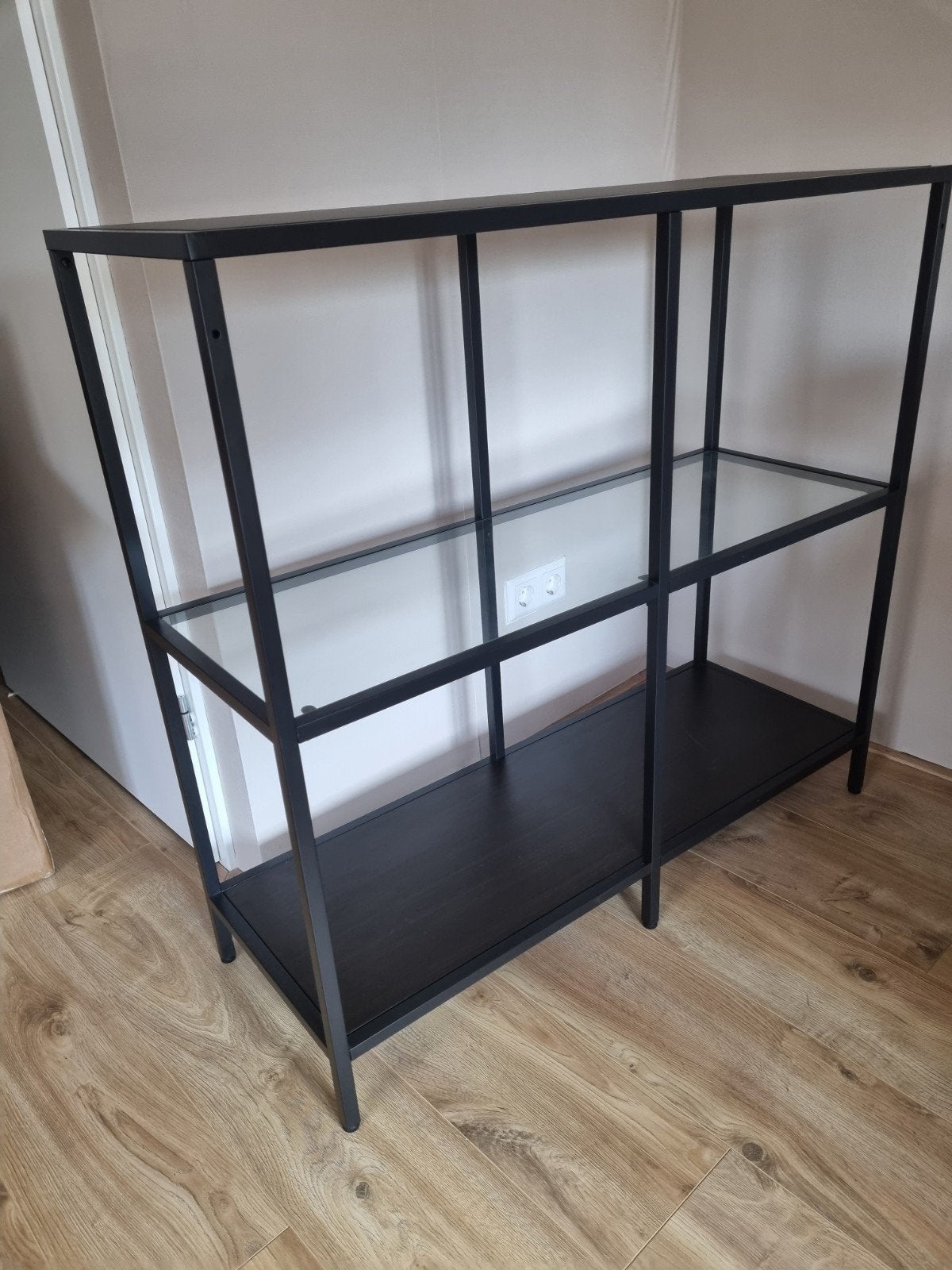 Ikea VITTSJÖ
Stellingkast, zwartbruin/glas, 100x93 cm, Ophalen, Zo goed als nieuw