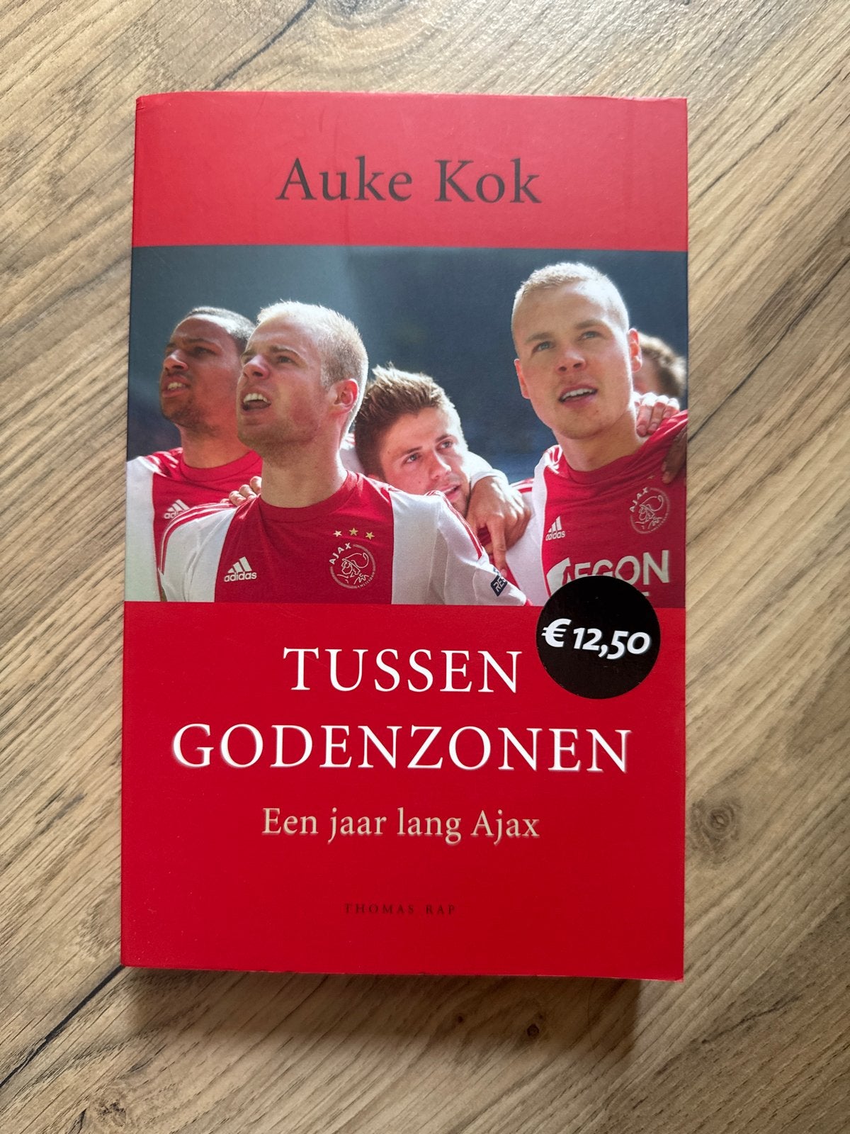Tussen Godenzonen - Een jaar lang Ajax - Auke Kok, Ophalen of Verzenden, Zo goed als nieuw, Balsport