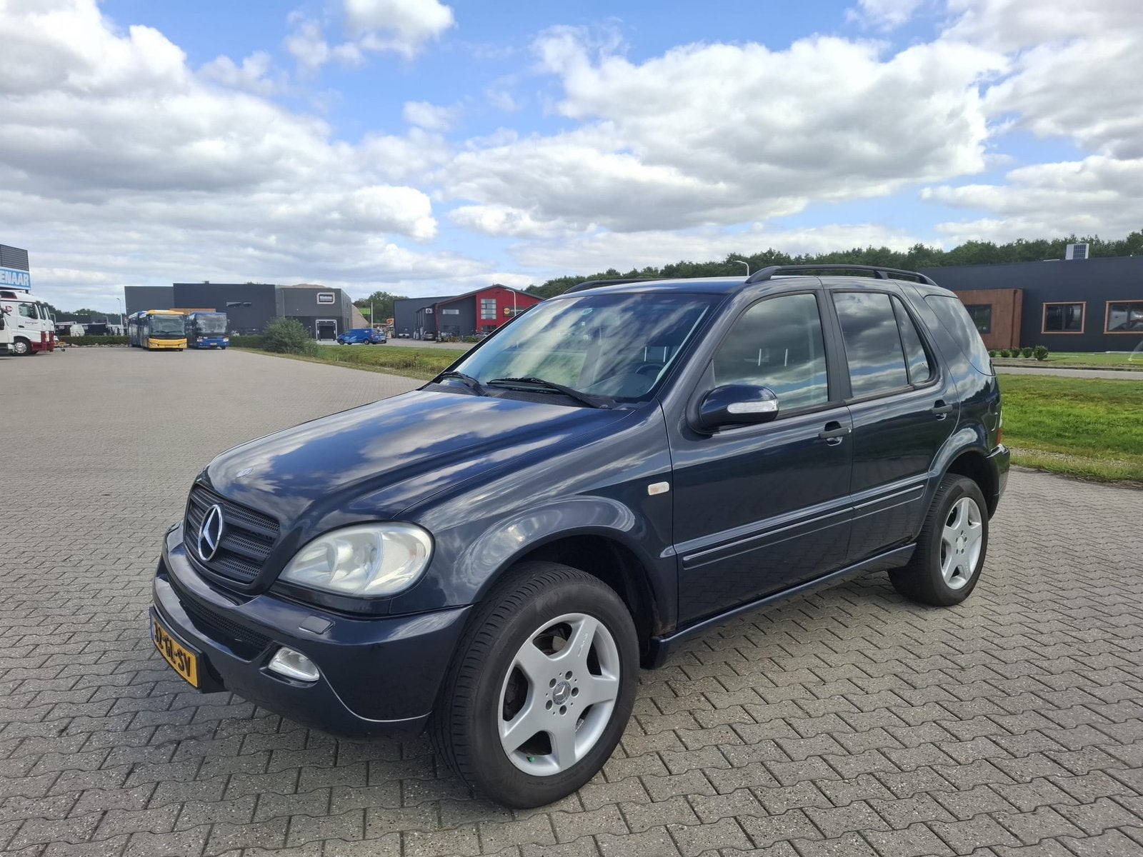 Mercedes-Benz M-Klasse 3.2 Ml320 4MATIC AUT 2001 Zwart, Auto's, Mercedes-Benz, Zwart, 138 €/maand, 2020 kg, Zwart