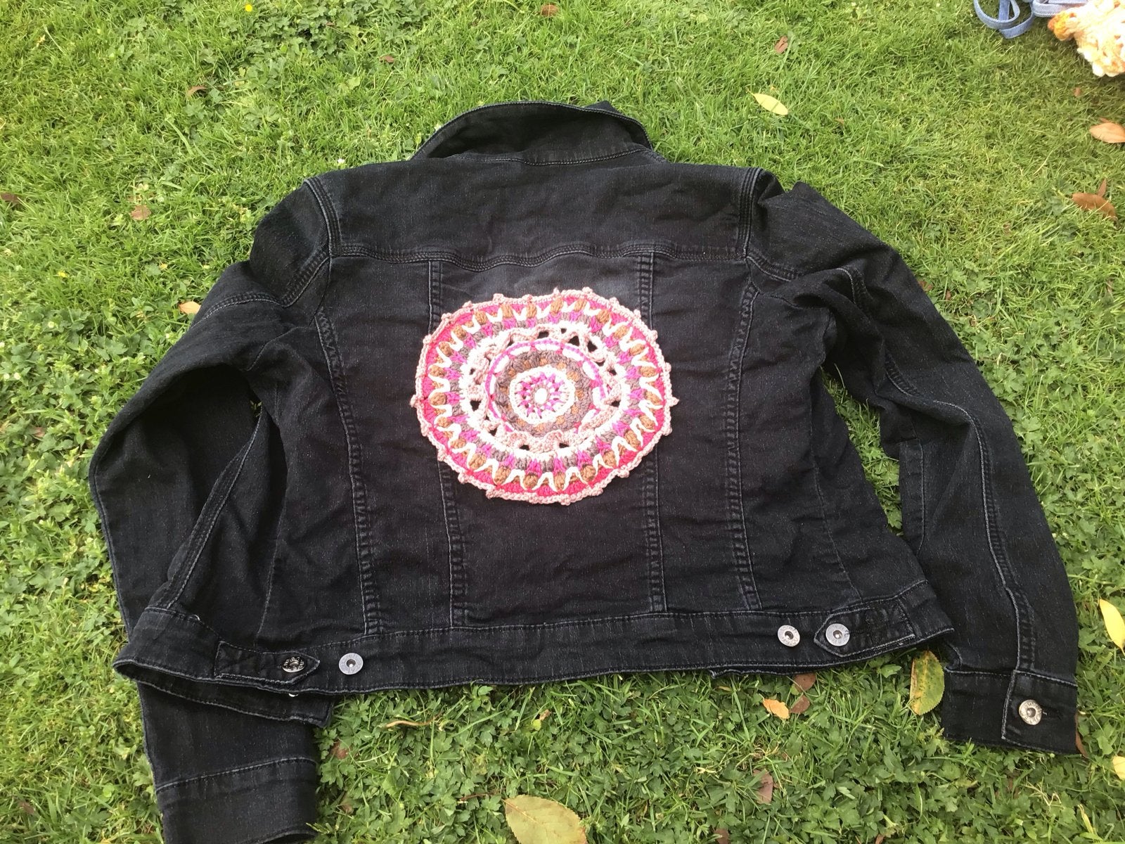 Zwarte spijkerjasje met gehaakte mandala - Maat 40, Kleding | Dames, Overige Dameskleding, Nieuw, Ophalen of Verzenden