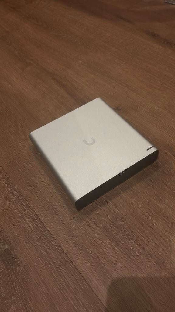Ubiquiti UniFi Cloud Key Gen2 Plus (UCK-G2-PLUS) rack mount, Ophalen of Verzenden, Zo goed als nieuw