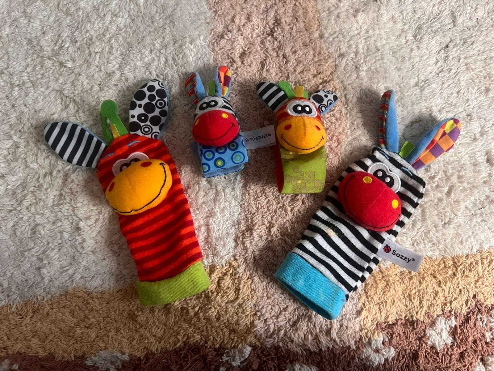 Sozzy sokken en handen rammelaar, Kinderen en Baby's, Speelgoed | Babyspeelgoed, Gebruikt, Rammelaar, Met geluid, Ophalen of Verzenden