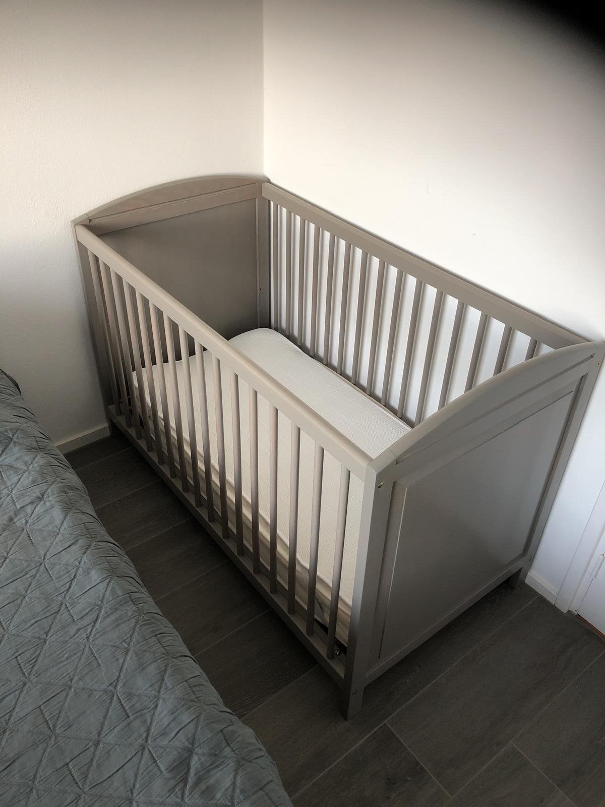 Grijs ledikantje 60x120 cm met verstelbare bodem, Kinderen en Baby's, Ophalen, Gebruikt, Ledikant