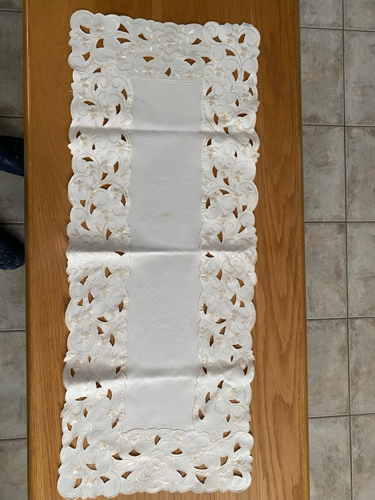 Crèmekleurige tafelloper met geborduurde bloemen, Huis en Inrichting, Gebruikt, Ophalen of Verzenden, Tafelloper, Beige