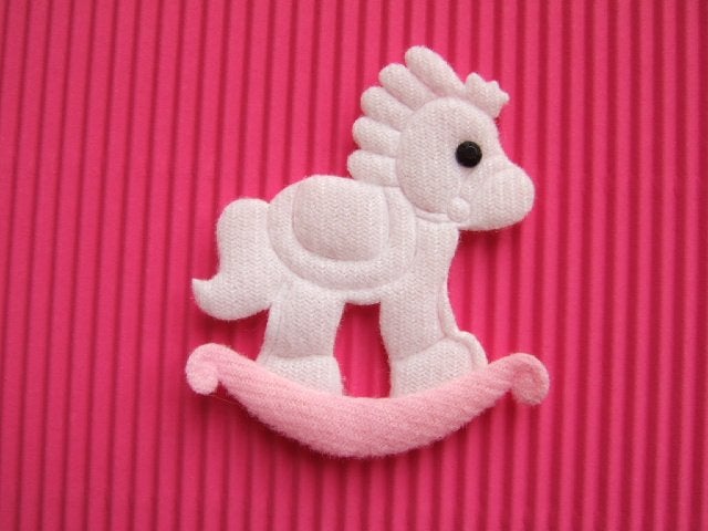 OPRUIMING ~ Hobbelpaard van wit & roze kunstvilt ~ 5,5 cm, -, -, Nieuw, Ophalen of Verzenden