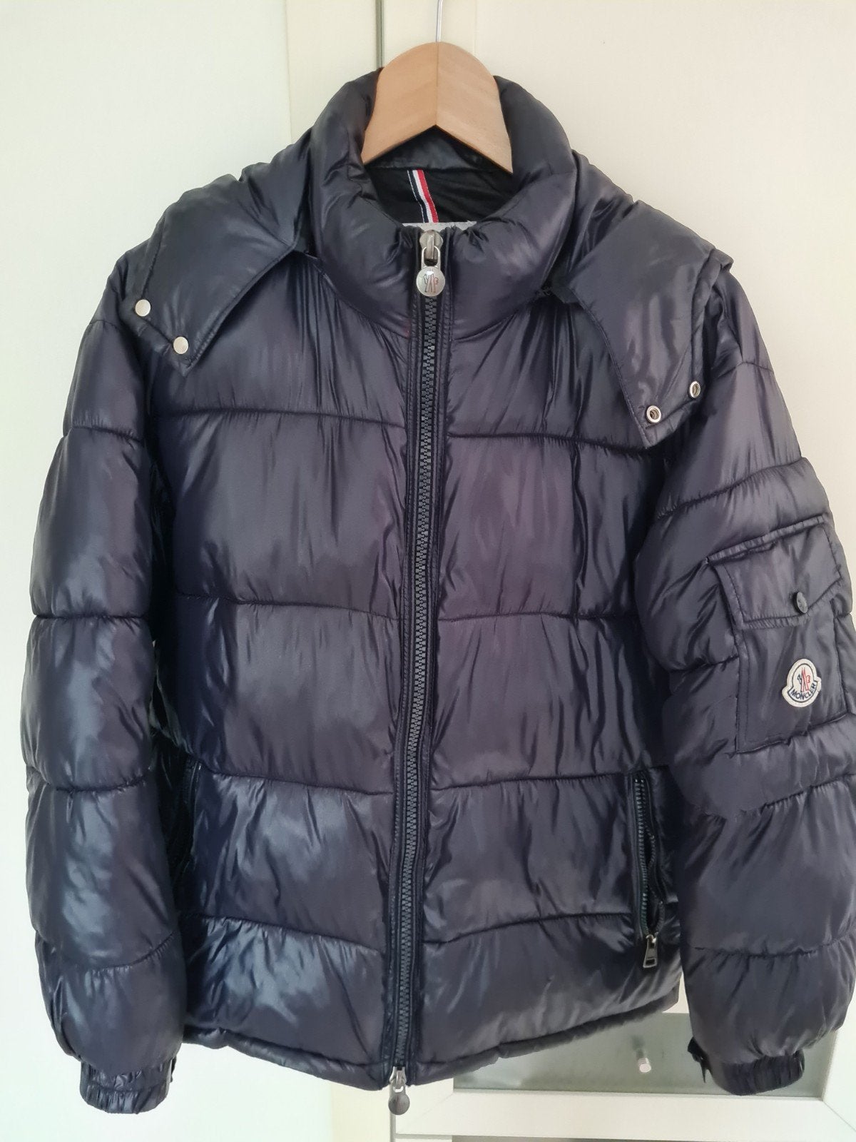 Donkerblauwe Moncler jongens/herenjas maat M (valt als S), Moncler, Blauw, Ophalen of Verzenden, Zo goed als nieuw