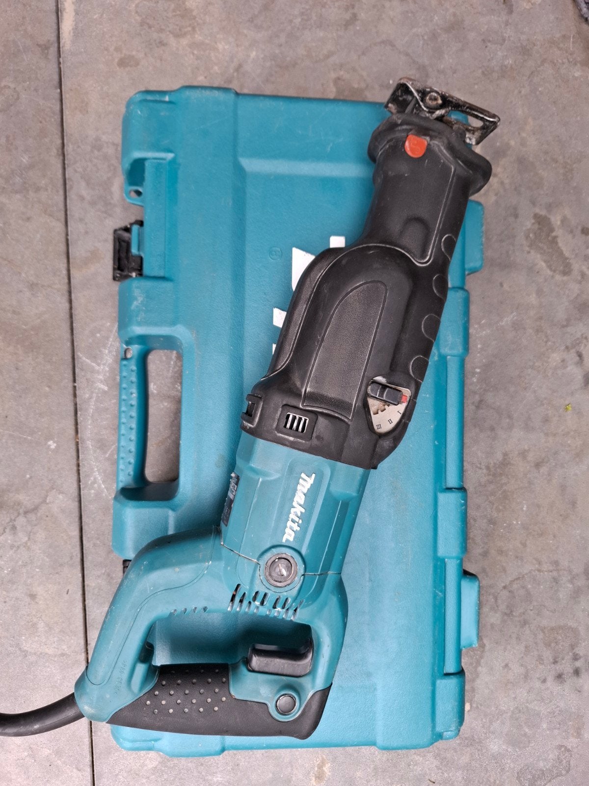 Makita reciprozaag, 70 mm of meer, 600 tot 1200 watt, Ophalen of Verzenden, Zo goed als nieuw
