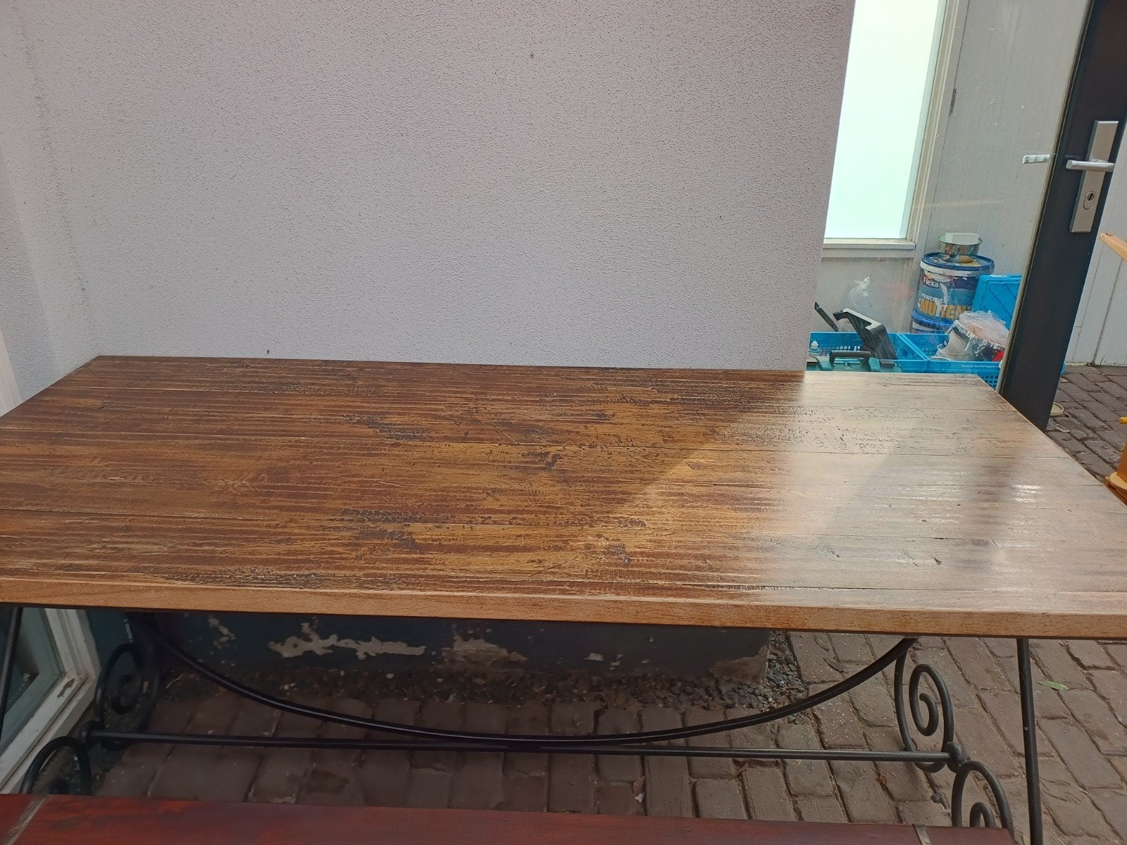 Robuuste houten tafel met smeedijzeren onderstel, Ophalen