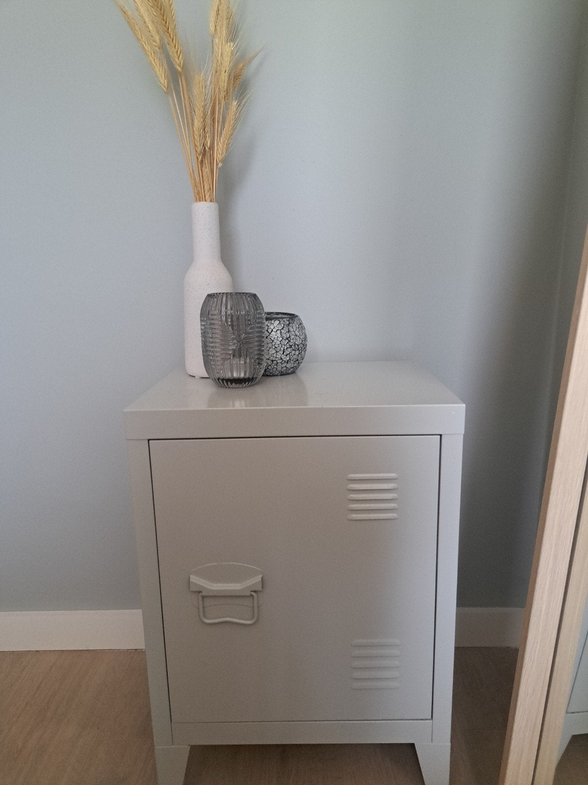 Lichtgrijs metalen nachtkastje met plank - B30 L40 H57, Huis en Inrichting, Slaapkamer | Nachtkastjes, Ophalen, Minder dan 45 cm