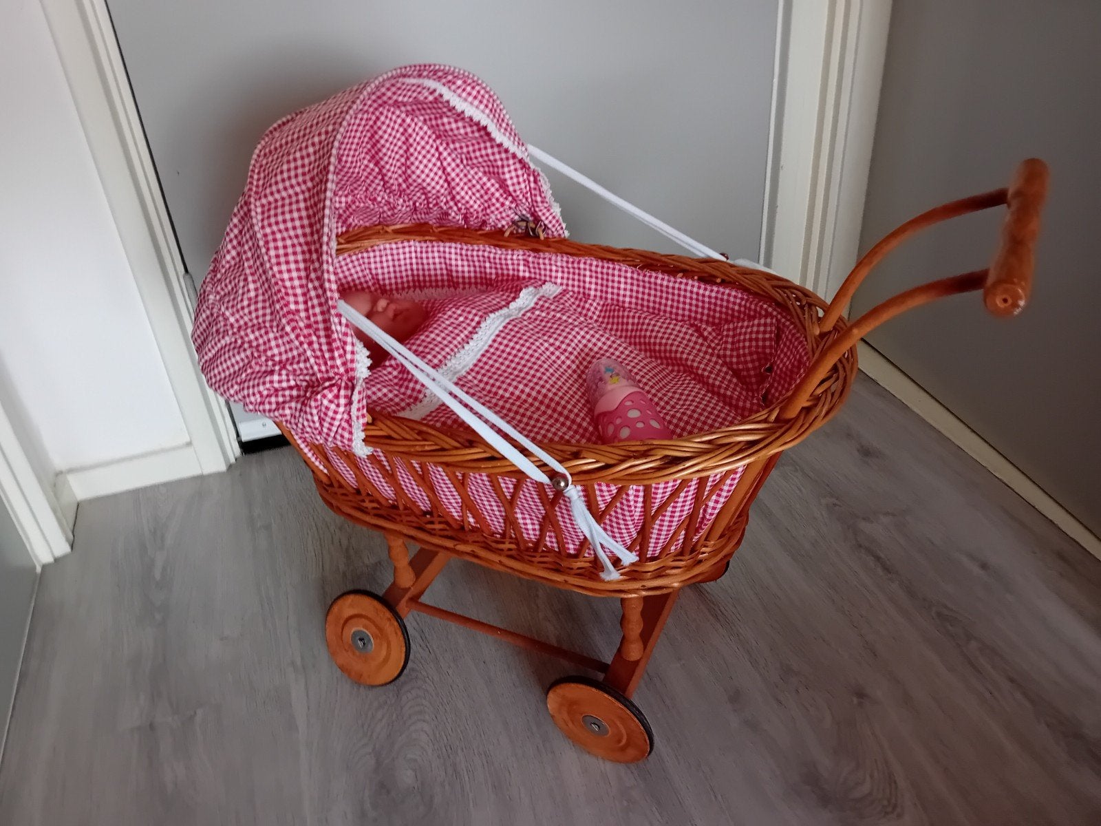 poppen wagen riet met pop, Ophalen, Gebruikt, Babypop
