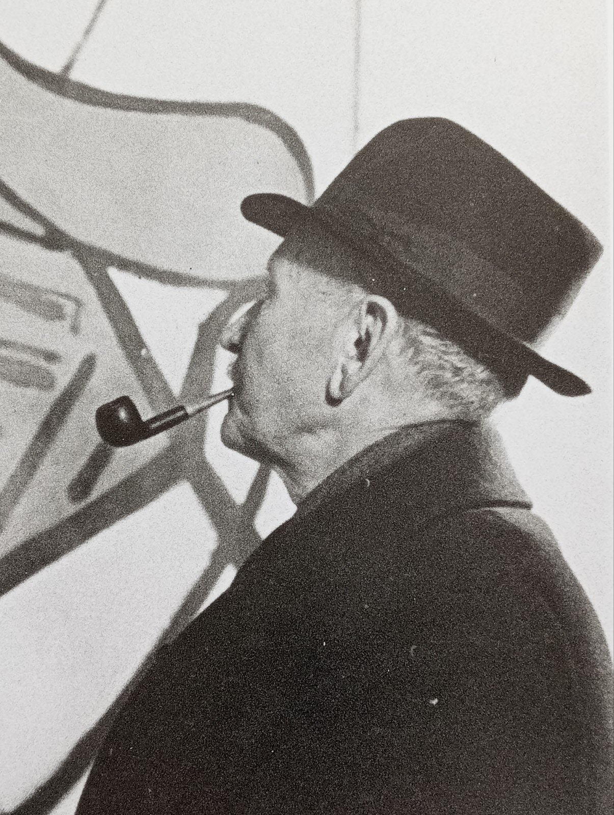 Man met pijp en hoed bij een Karel Appel schilderij, Ophalen of Verzenden